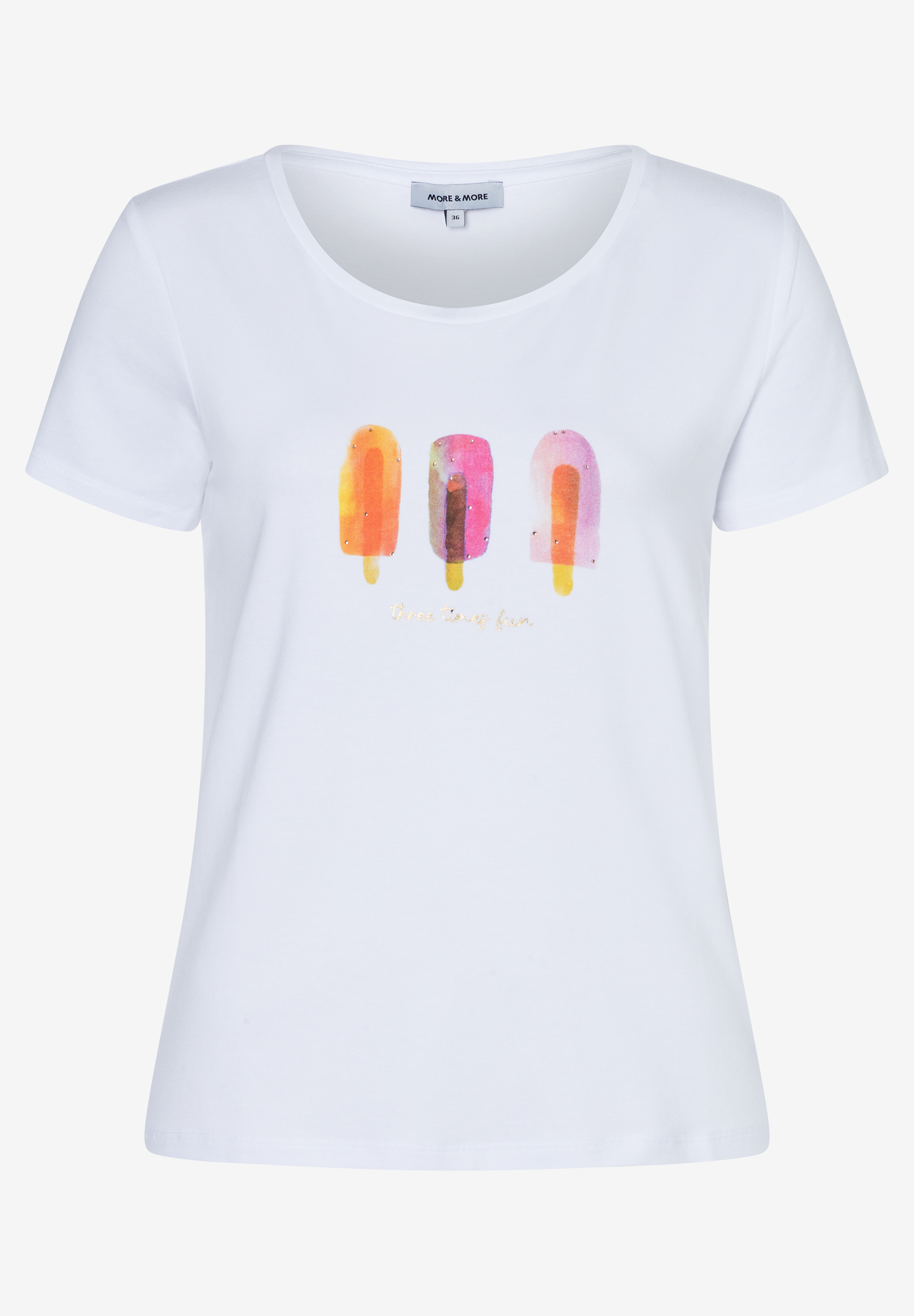 Ein weißes T-Shirt von MORE & MORE mit Eis am Stiel. Ein weißes T-Shirt von MORE & MORE mit Eis am Stiel.