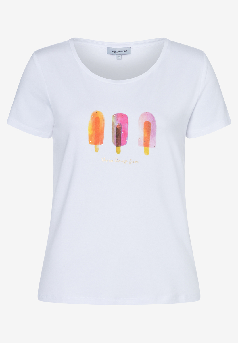 Ein weißes T-Shirt von MORE & MORE mit Eis am Stiel. Ein weißes T-Shirt von MORE & MORE mit Eis am Stiel.