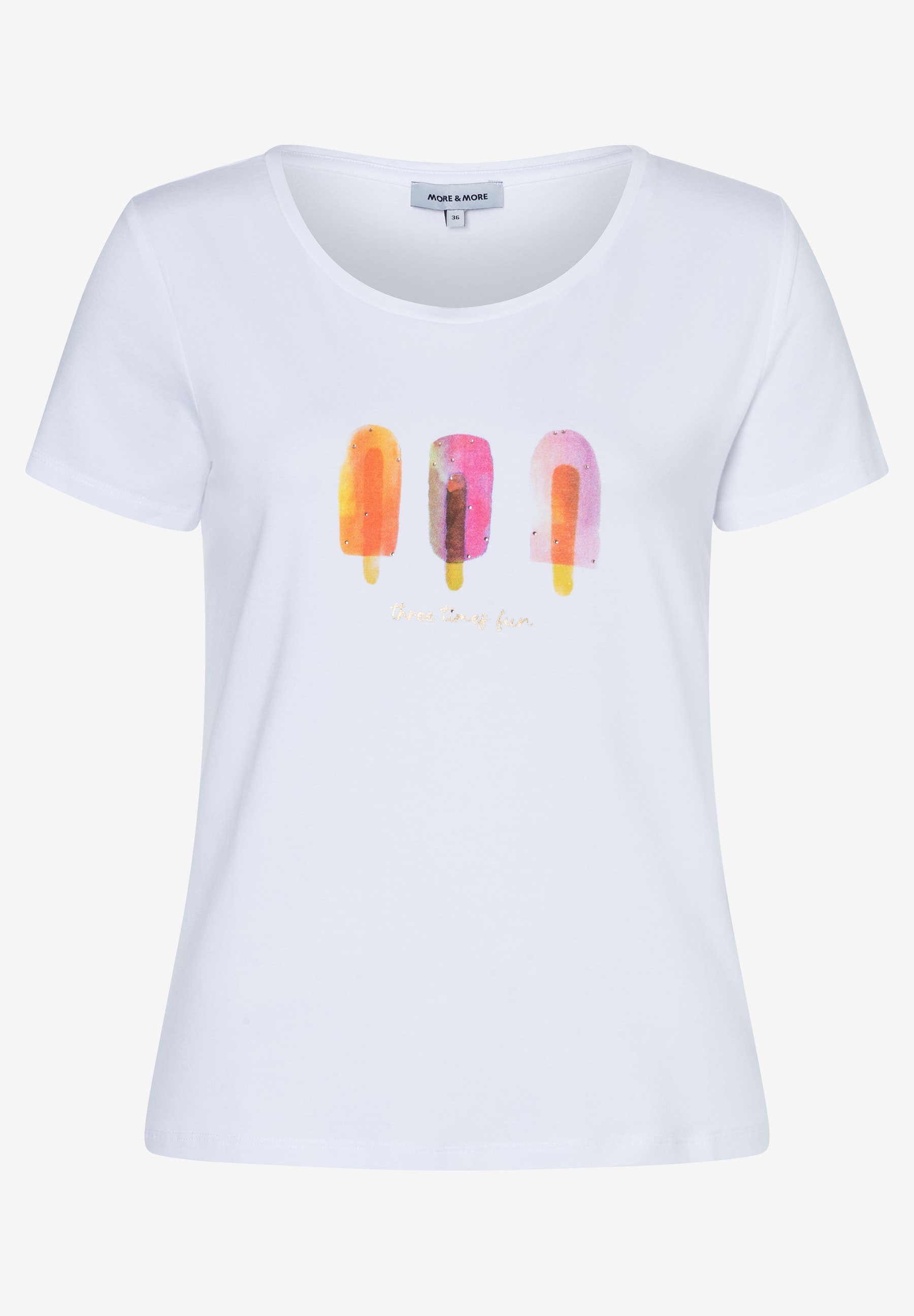 Ein weißes T-Shirt von MORE & MORE mit Eis am Stiel. Ein weißes T-Shirt von MORE & MORE mit Eis am Stiel.