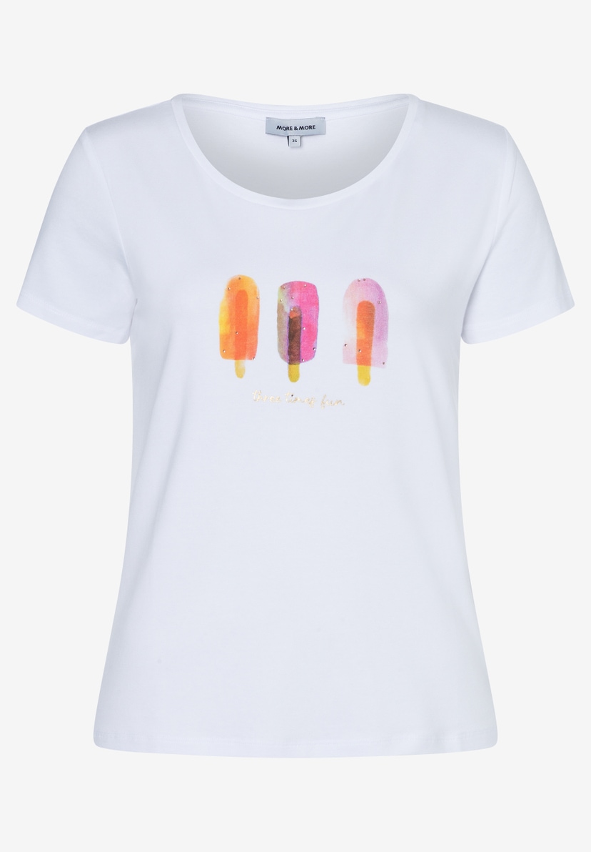 Ein weißes T-Shirt von MORE & MORE mit Eis am Stiel. Ein weißes T-Shirt von MORE & MORE mit Eis am Stiel.