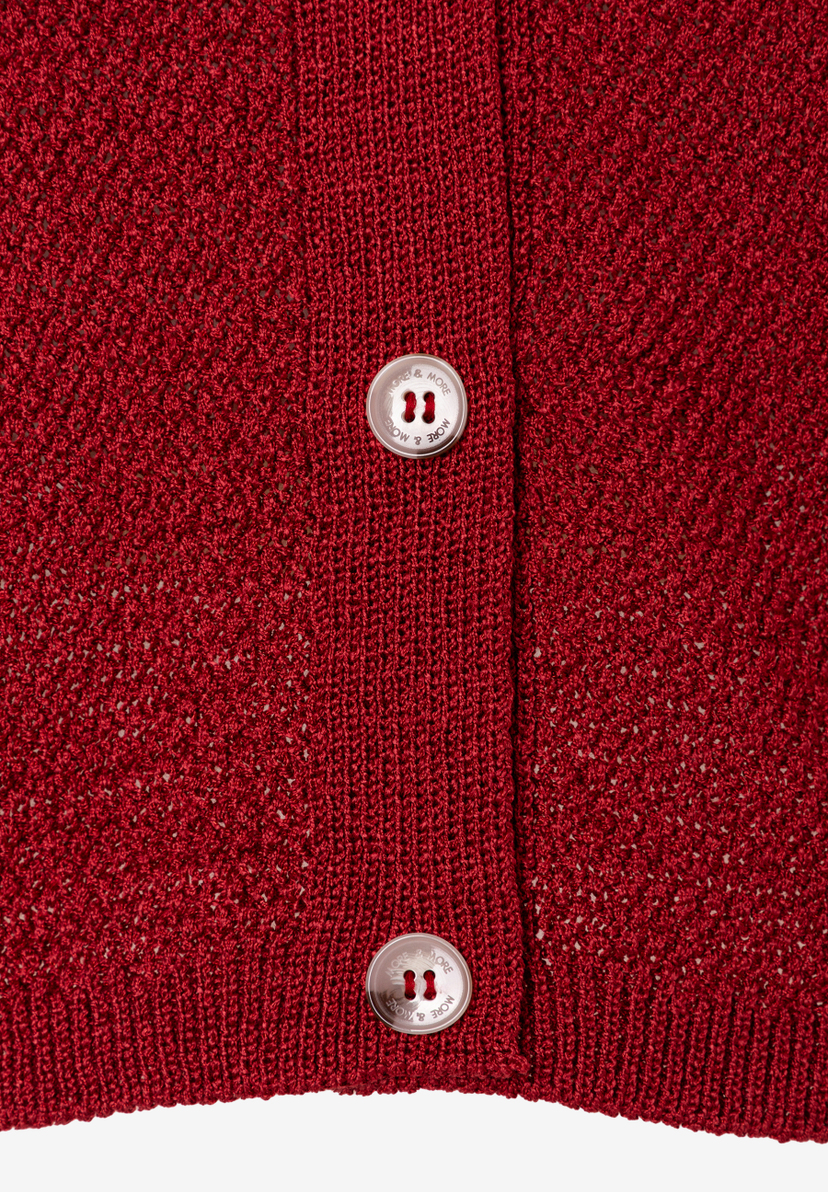 MORE & MORE Pullover aus elastischem, glänzendem Strukturstrick in Rot mit Knöpfen, die den Markennamen zeigen. MORE & MORE Pullover aus elastischem, glänzendem Strukturstrick in Rot mit Knöpfen, die den Markennamen zeigen.