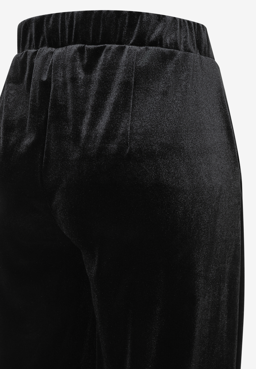 Nahaufnahme der schwarzen Samthose von MORE & MORE mit elastischem Bund, die Komfort und Glanz verspricht. Nahaufnahme der schwarzen Samthose von MORE & MORE mit elastischem Bund, die Komfort und Glanz verspricht.
