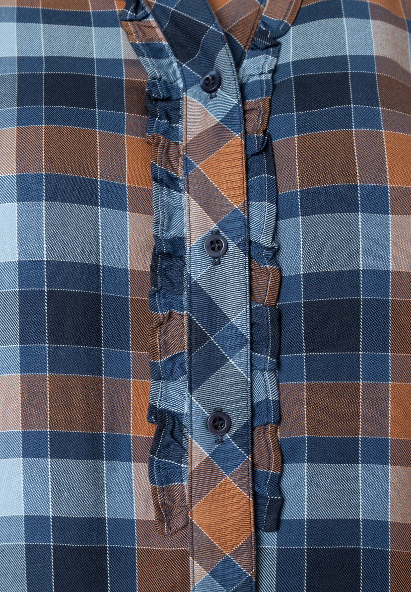 MORE & MORE Viskose-Bluse mit blauem, braunem und hellblauem Karomuster. Mit Rüschenleiste und Knöpfen. MORE & MORE Viskose-Bluse mit blauem, braunem und hellblauem Karomuster. Mit Rüschenleiste und Knöpfen.