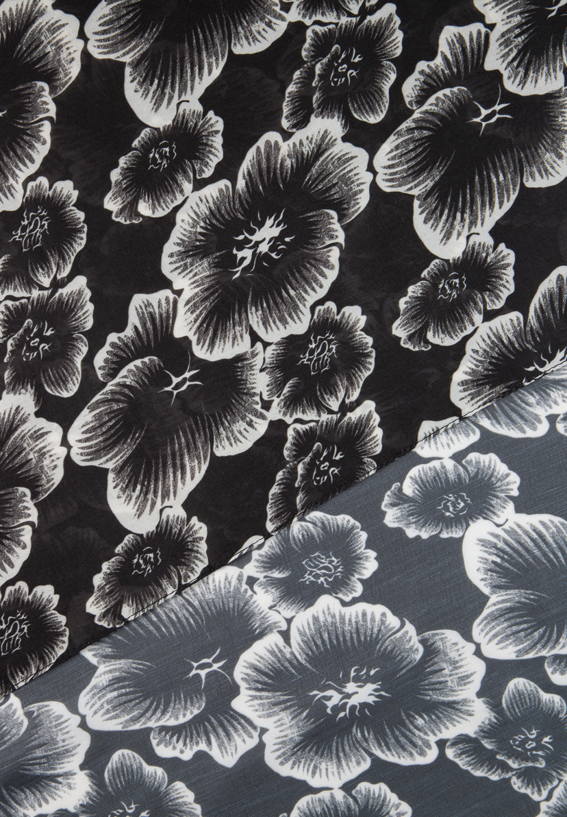 MORE & MORE Accessoire: Ein quadratischer Schal mit schwarz-weißem Blumenmuster. Ein Teil des Schals ist dunkelgrau. MORE & MORE Accessoire: Ein quadratischer Schal mit schwarz-weißem Blumenmuster. Ein Teil des Schals ist dunkelgrau.