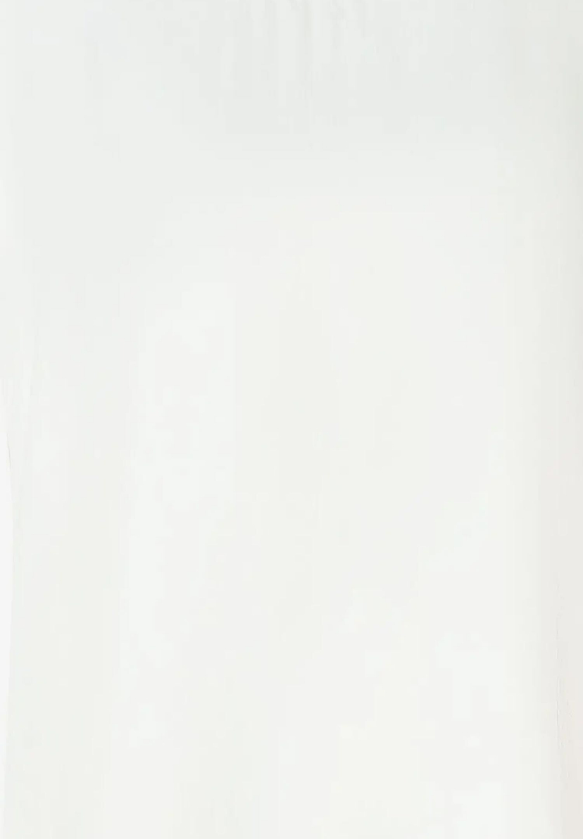 Nahaufnahme eines weißen Oberteils von MORE & MORE mit seidigem Glanz. Nahaufnahme eines weißen Oberteils von MORE & MORE mit seidigem Glanz.