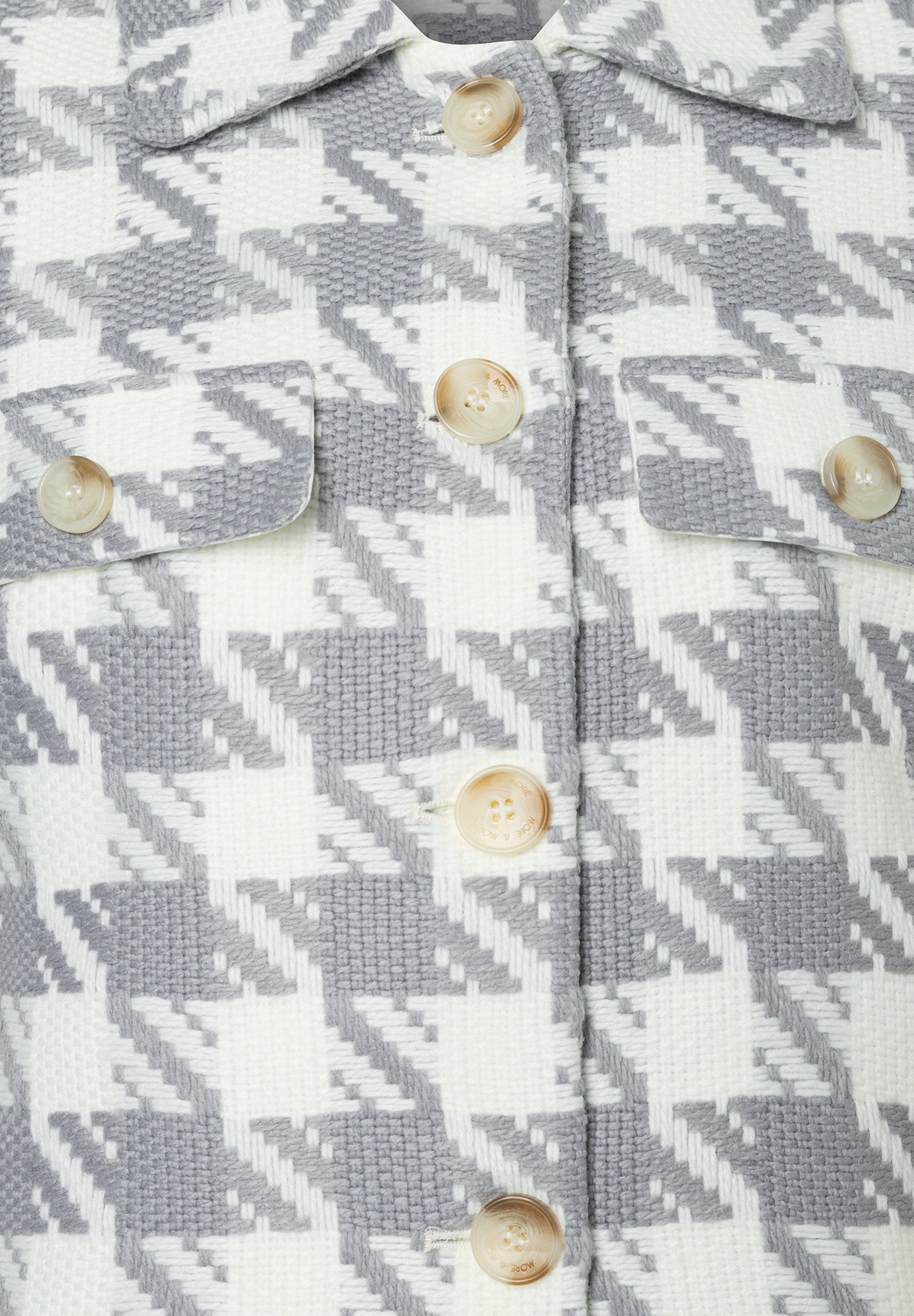 Detailaufnahme eines MORE & MORE Blazers mit Hahnentrittmuster und Knöpfen. Detailaufnahme eines MORE & MORE Blazers mit Hahnentrittmuster und Knöpfen.