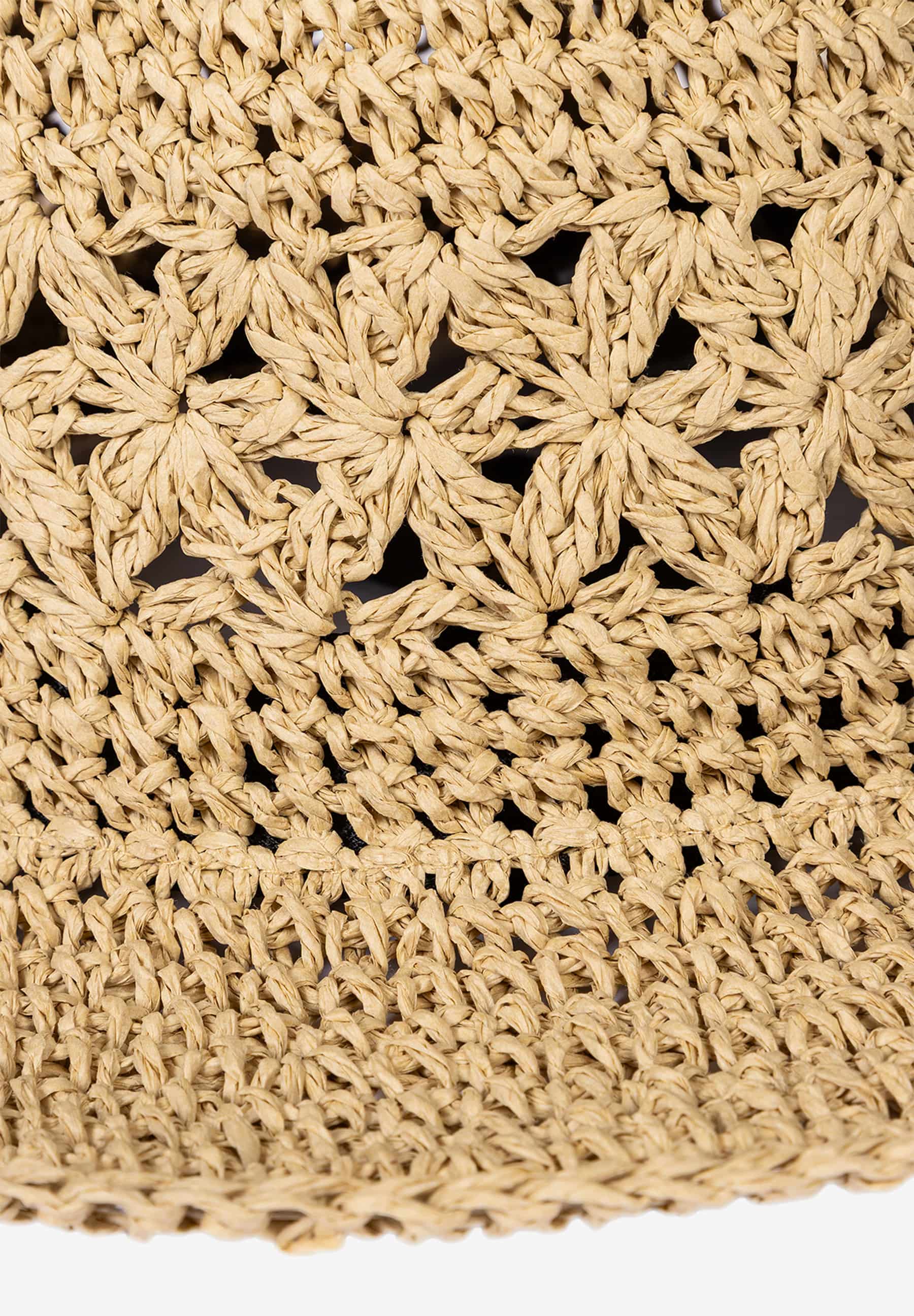 Nahaufnahme eines Accessoires von MORE & MORE aus Stroh. Das Material ist geflochten und hat ein florales Muster. Nahaufnahme eines Accessoires von MORE & MORE aus Stroh. Das Material ist geflochten und hat ein florales Muster.