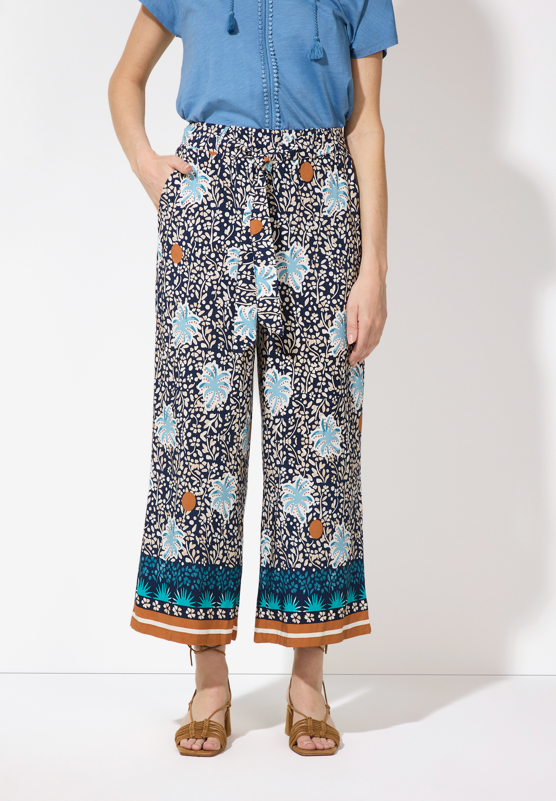 Eine MORE & MORE Hose mit floralem Muster und weitem Bein.