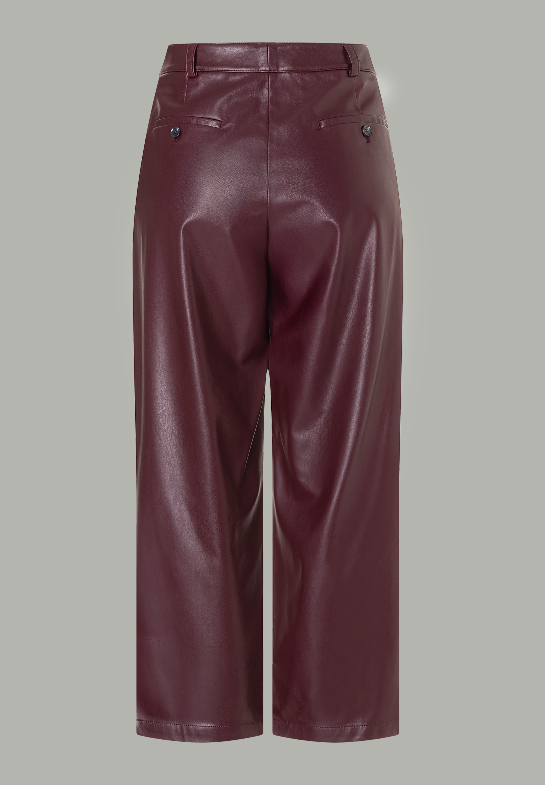 Eine weinrote MORE & MORE Hose aus Kunstleder, von hinten fotografiert.