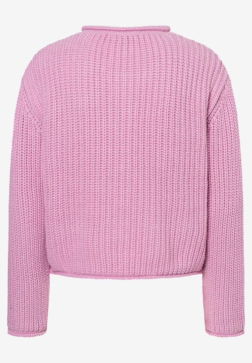 Rückansicht eines rosa Rippstrick-Pullovers von MORE & MORE. Bequemer, elastischer Stoff. Rückansicht eines rosa Rippstrick-Pullovers von MORE & MORE. Bequemer, elastischer Stoff.