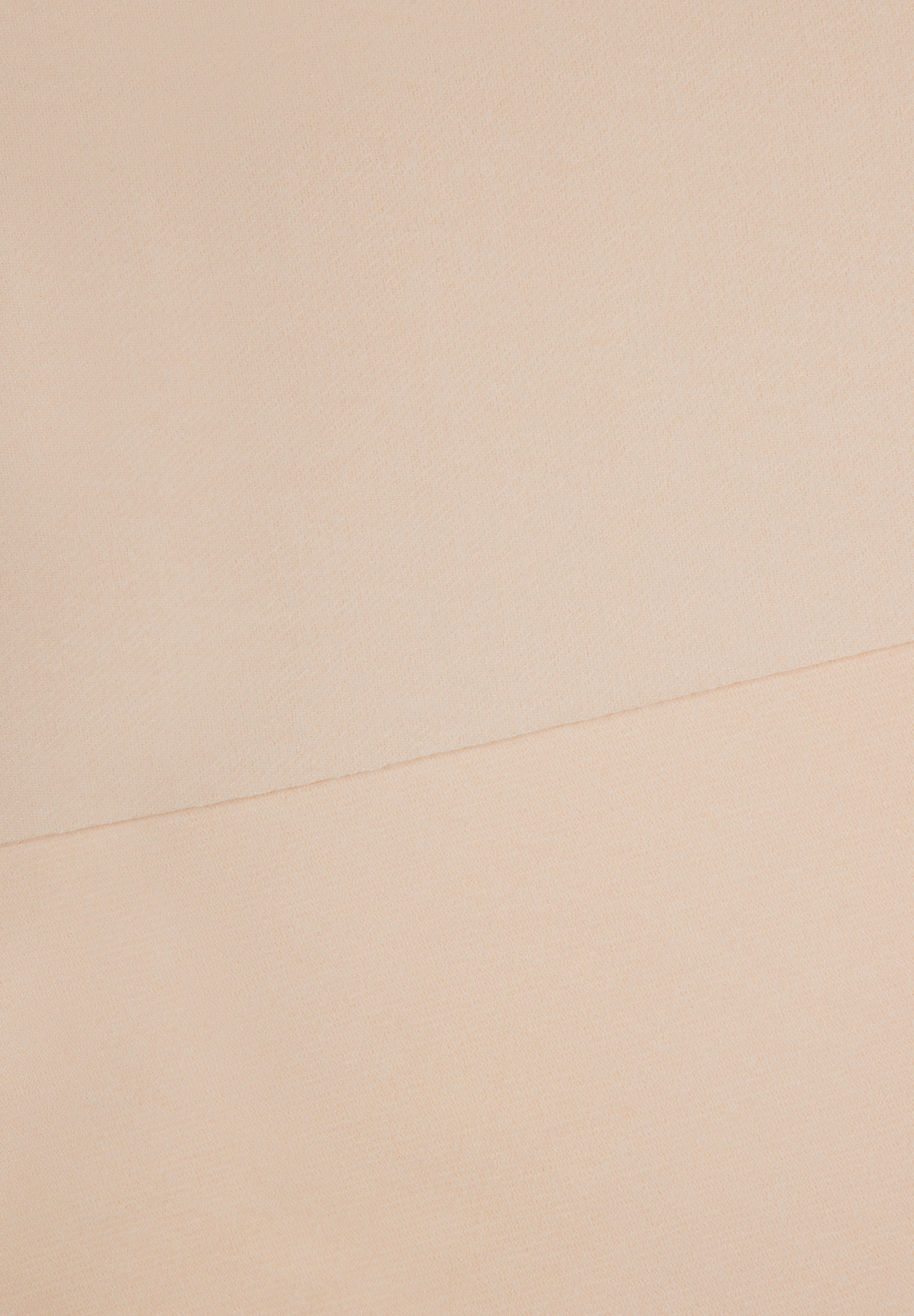MORE & MORE Accessoires: Beige Textilfläche mit leichter Falte, strukturiertes Gewebe. MORE & MORE Accessoires: Beige Textilfläche mit leichter Falte, strukturiertes Gewebe.