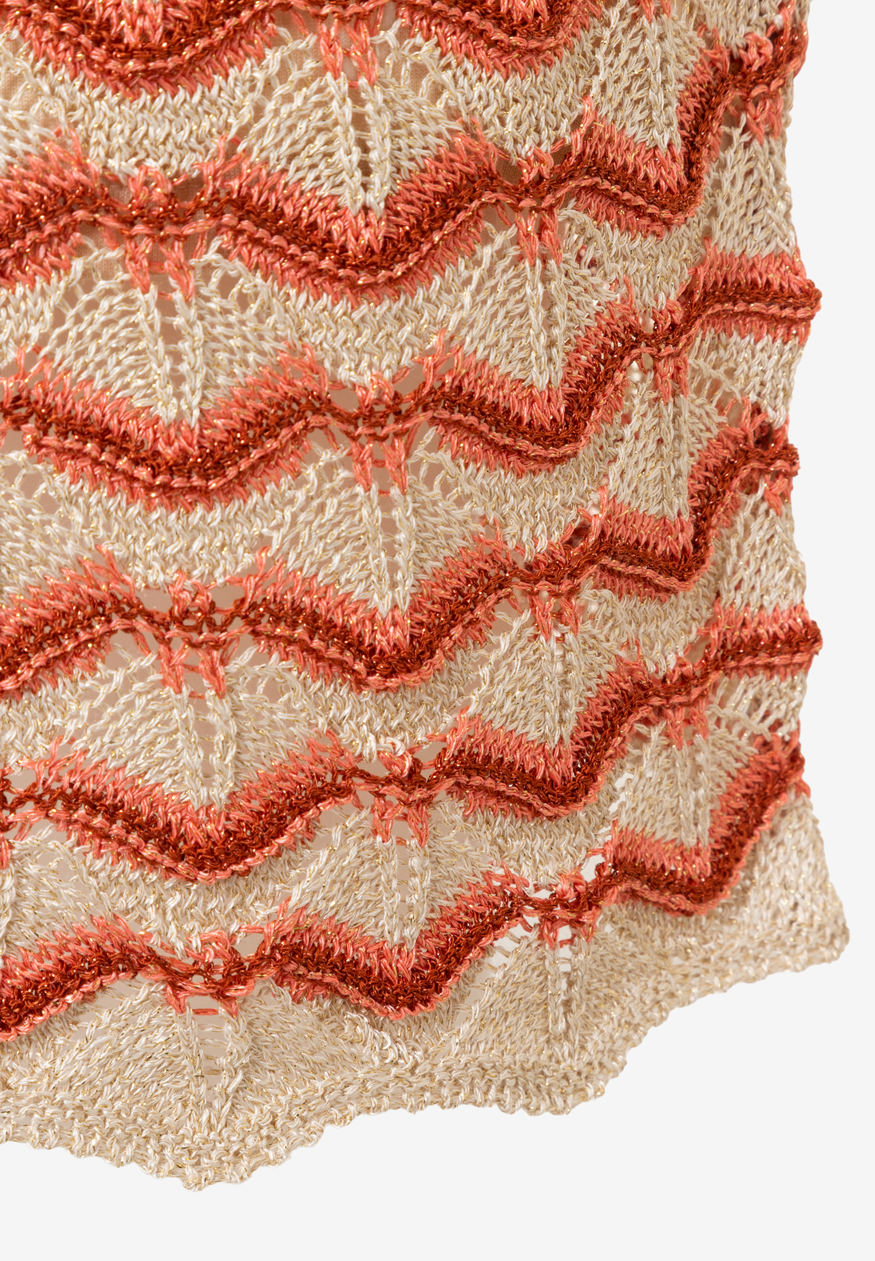 Detailansicht eines MORE & MORE Oberteils mit Lochstrick, elastisch und leicht transparent.