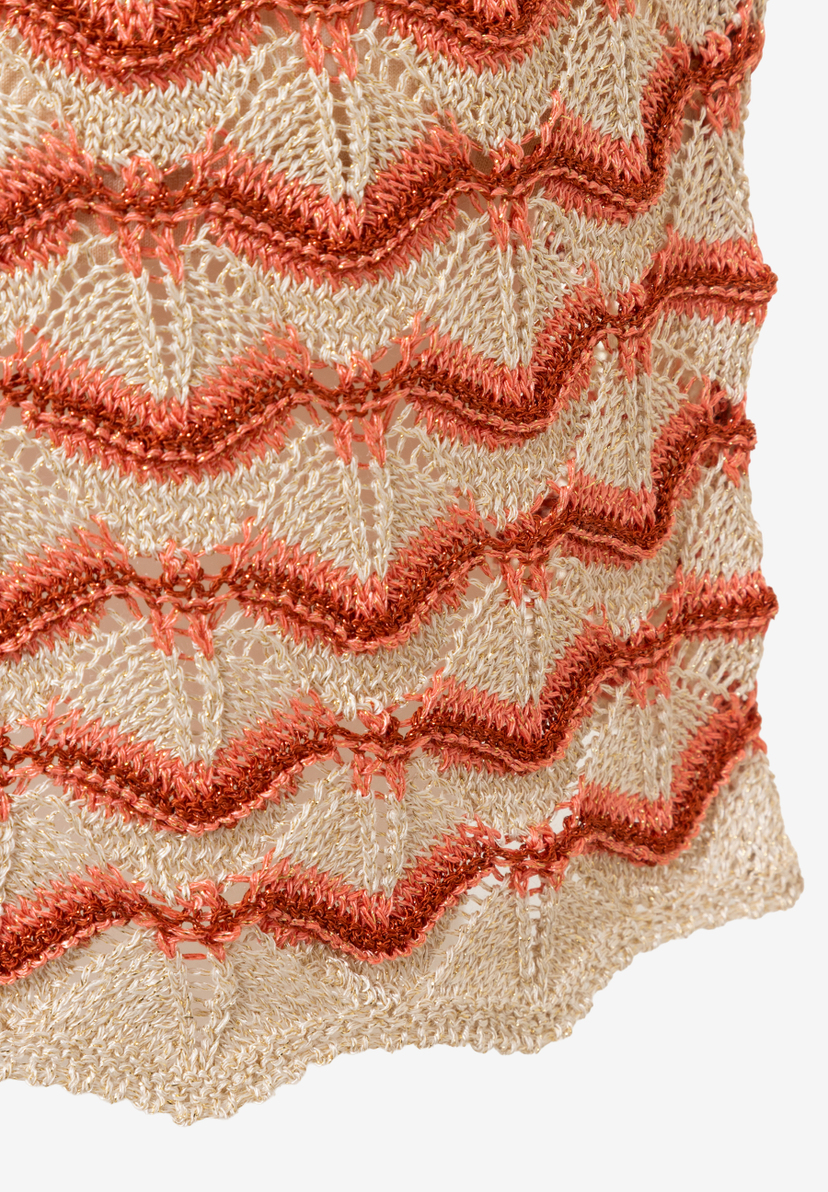 Detailansicht eines MORE & MORE Oberteils mit Lochstrick, elastisch und leicht transparent. Detailansicht eines MORE & MORE Oberteils mit Lochstrick, elastisch und leicht transparent.