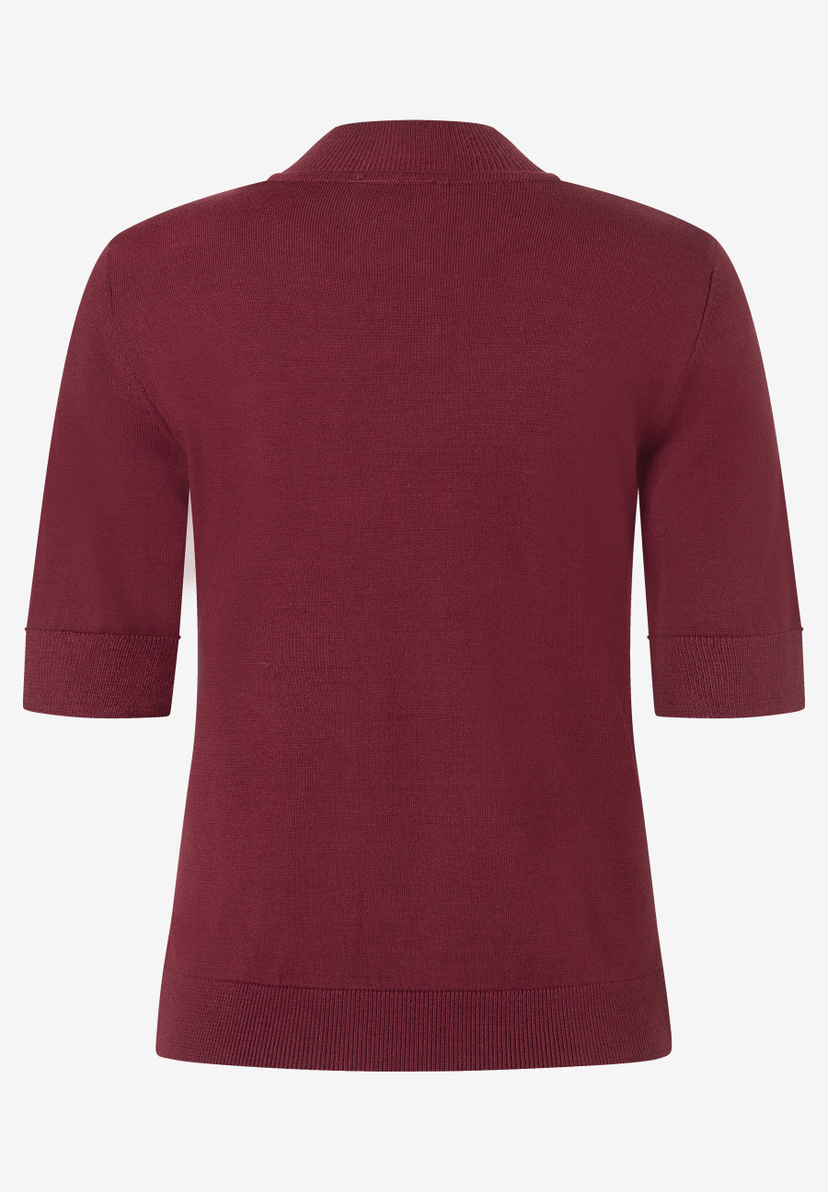 MORE & MORE Pullover: Rückansicht eines bordeauxroten Feinstrickpullovers mit kurzem Arm auf hellgrauem Hintergrund.