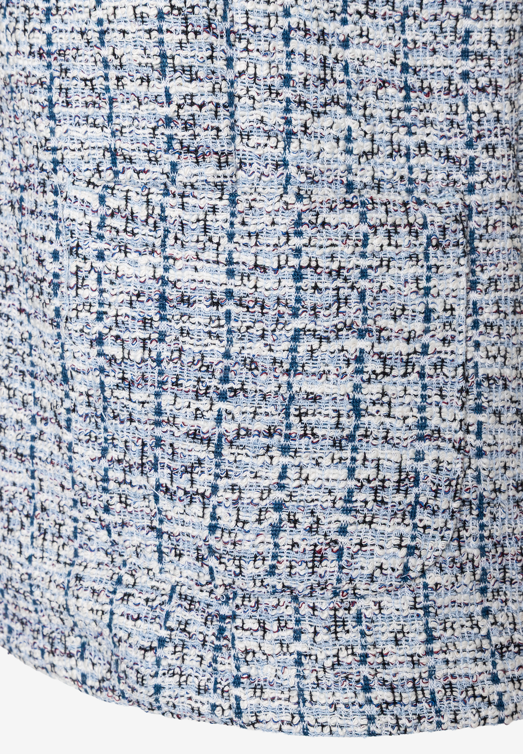Detailansicht eines MORE & MORE Blazers aus Bouclé-Jersey mit blau-weiß karierter Struktur. Detailansicht eines MORE & MORE Blazers aus Bouclé-Jersey mit blau-weiß karierter Struktur.