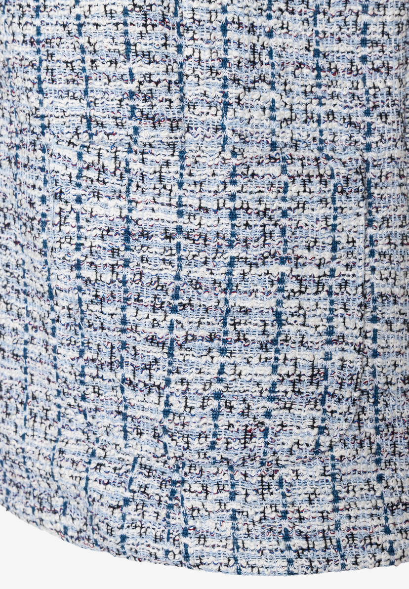 Detailansicht eines MORE & MORE Blazers aus Bouclé-Jersey mit blau-weiß karierter Struktur. Detailansicht eines MORE & MORE Blazers aus Bouclé-Jersey mit blau-weiß karierter Struktur.