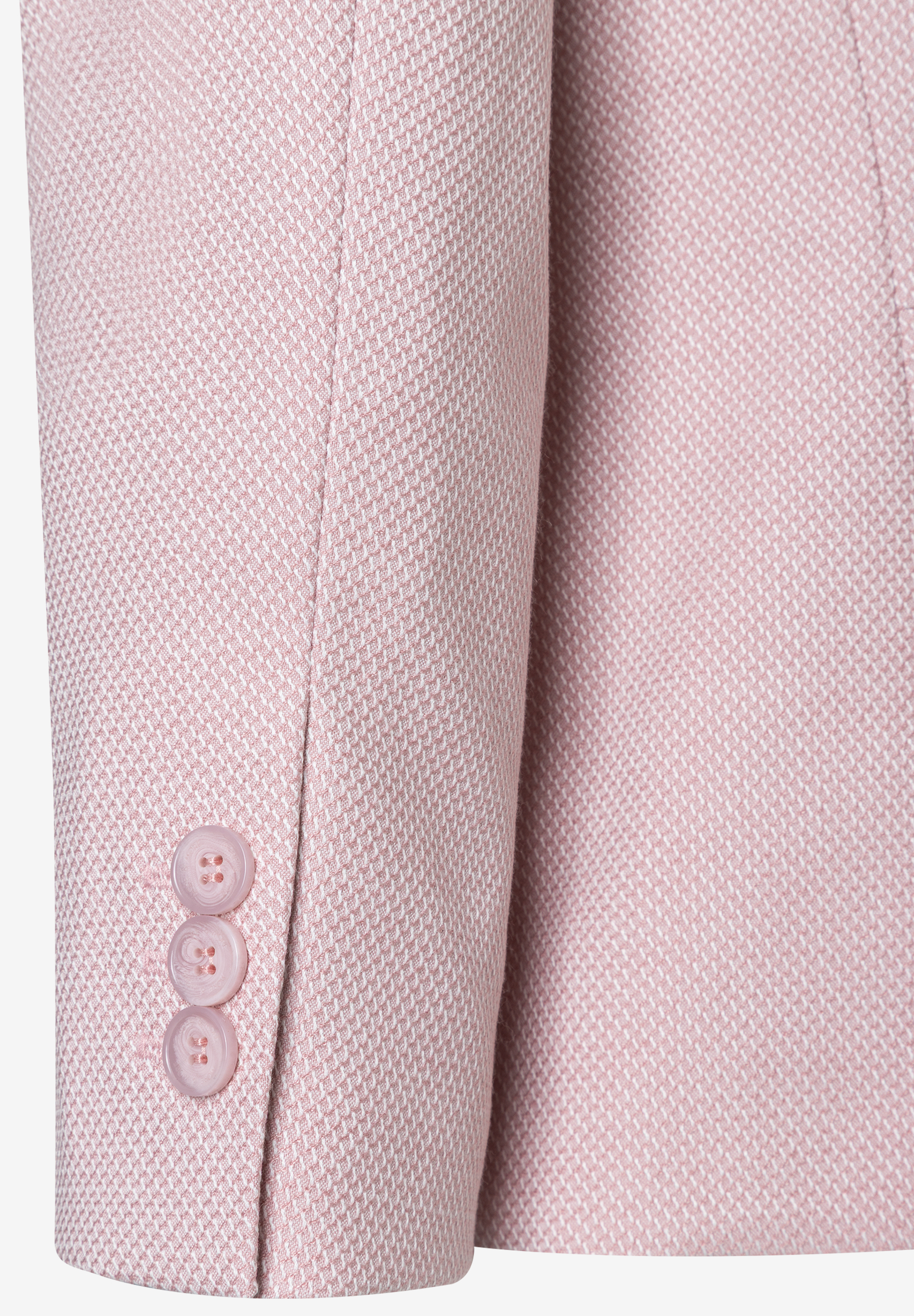 Nahaufnahme eines rosa MORE & MORE Blazers mit Piqué- und Stretch-Material und drei Knöpfen am Ärmel. Nahaufnahme eines rosa MORE & MORE Blazers mit Piqué- und Stretch-Material und drei Knöpfen am Ärmel.