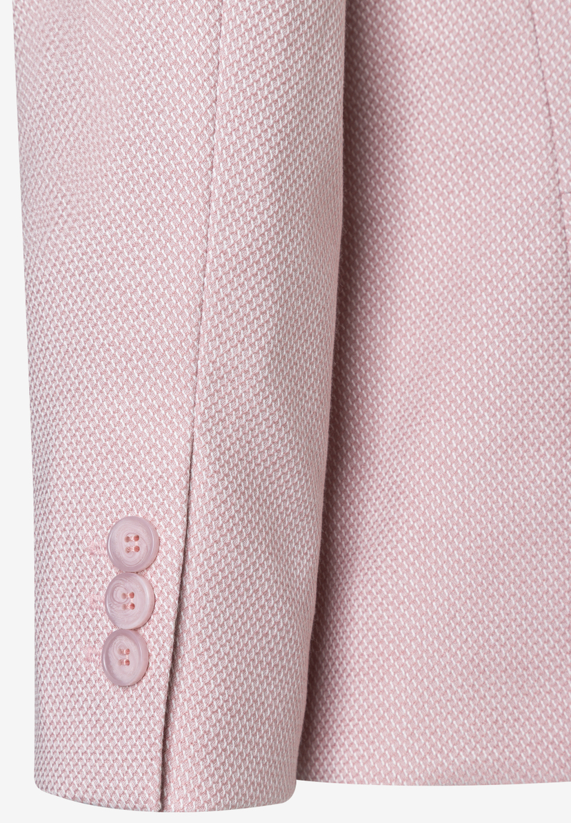 Nahaufnahme eines rosa MORE & MORE Blazers mit Piqué- und Stretch-Material und drei Knöpfen am Ärmel. Nahaufnahme eines rosa MORE & MORE Blazers mit Piqué- und Stretch-Material und drei Knöpfen am Ärmel.