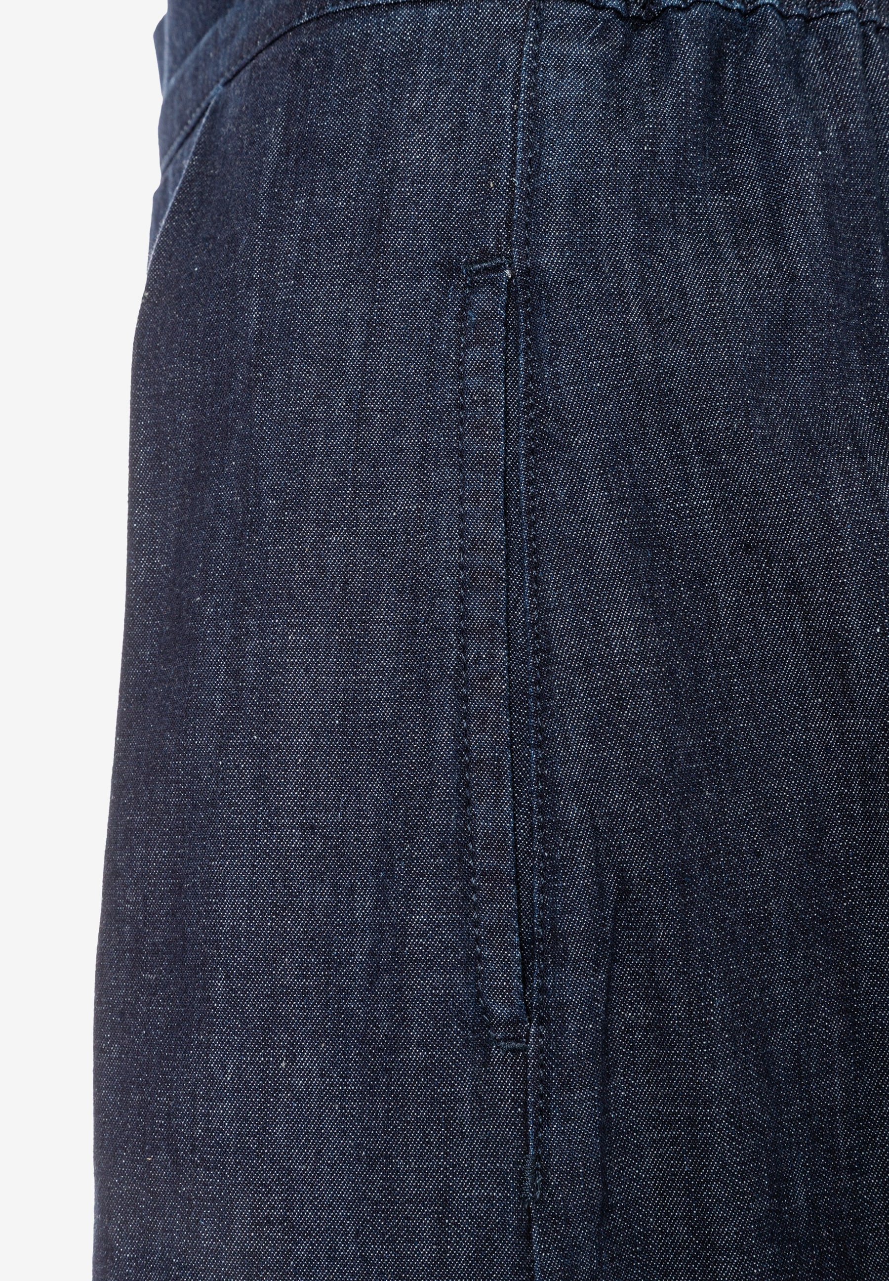 MORE & MORE Jeansrock in Dunkelblau mit senkrechter Naht, seitlichem Schlitz und Gummizug im Bund. MORE & MORE Jeansrock in Dunkelblau mit senkrechter Naht, seitlichem Schlitz und Gummizug im Bund.