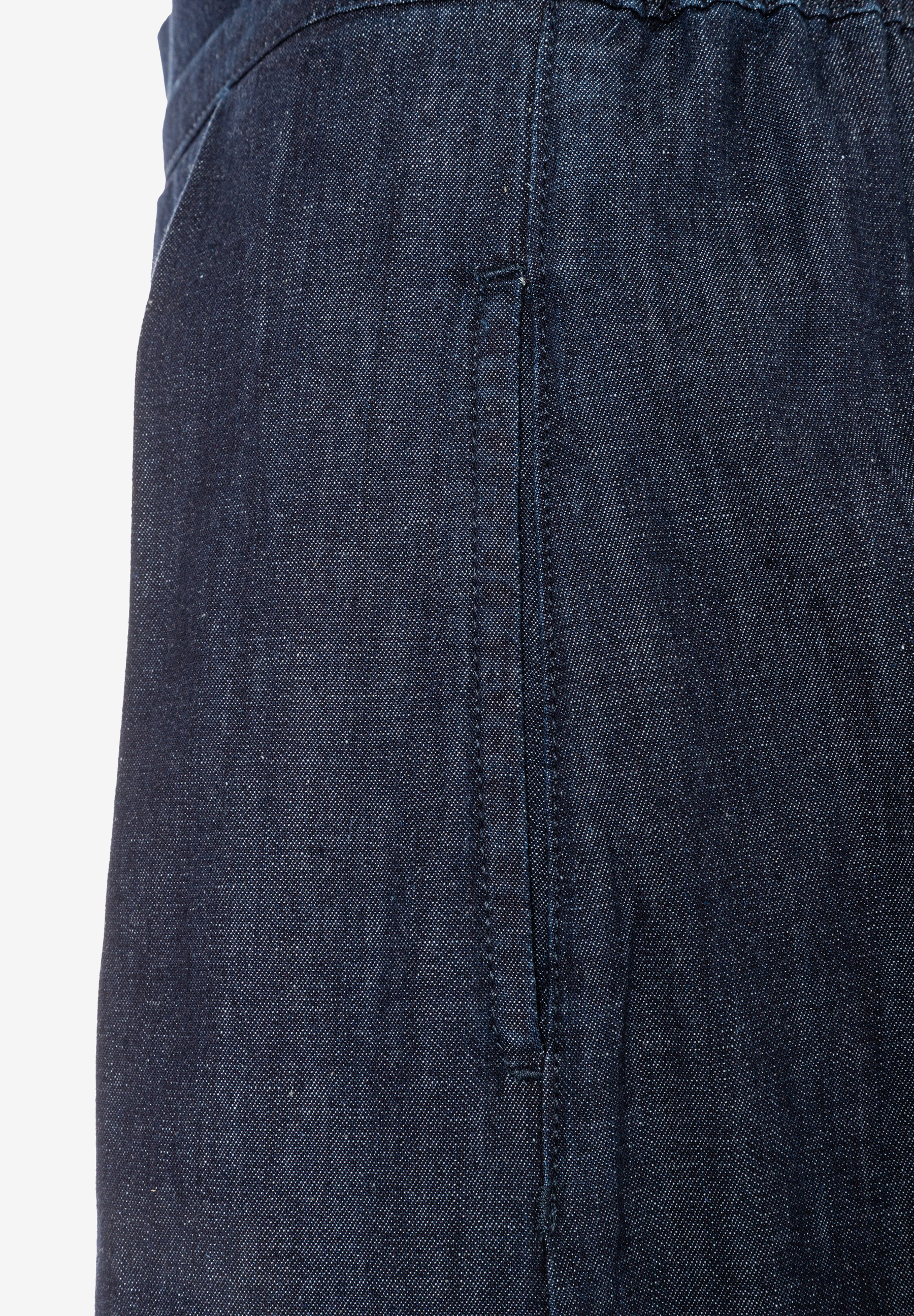 MORE & MORE Jeansrock in Dunkelblau mit senkrechter Naht, seitlichem Schlitz und Gummizug im Bund. MORE & MORE Jeansrock in Dunkelblau mit senkrechter Naht, seitlichem Schlitz und Gummizug im Bund.
