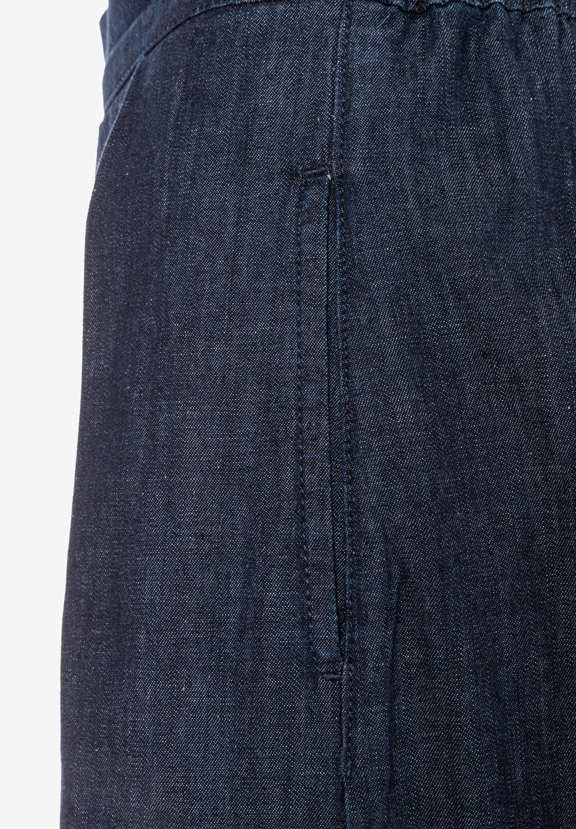 MORE & MORE Jeansrock in Dunkelblau mit senkrechter Naht, seitlichem Schlitz und Gummizug im Bund. MORE & MORE Jeansrock in Dunkelblau mit senkrechter Naht, seitlichem Schlitz und Gummizug im Bund.