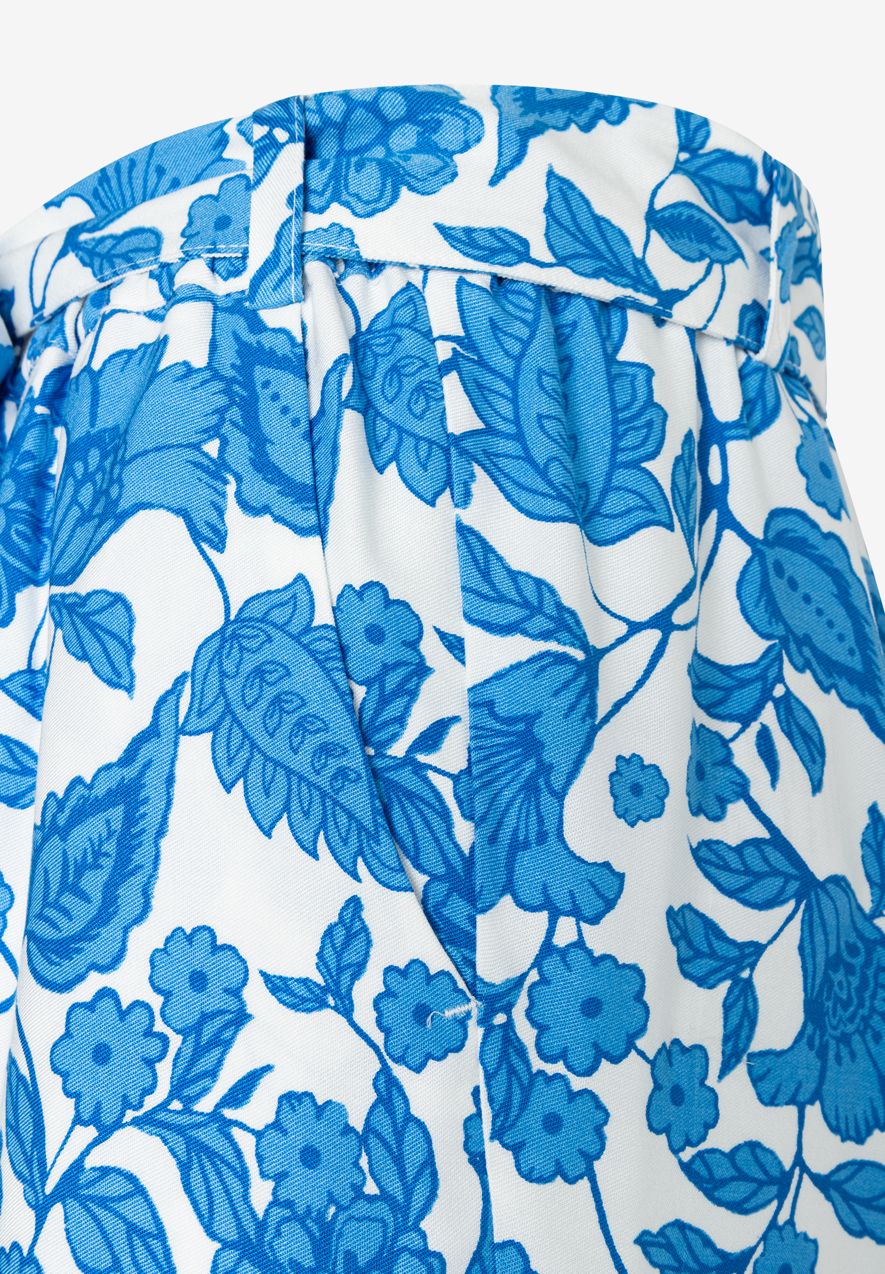 MORE & MORE Jeans: Weiße Hose mit blauen Blumenrankenmuster, feiner Webware, angenehmer Tragekomfort, fließend und hautfreundlich. MORE & MORE Jeans: Weiße Hose mit blauen Blumenrankenmuster, feiner Webware, angenehmer Tragekomfort, fließend und hautfreundlich.