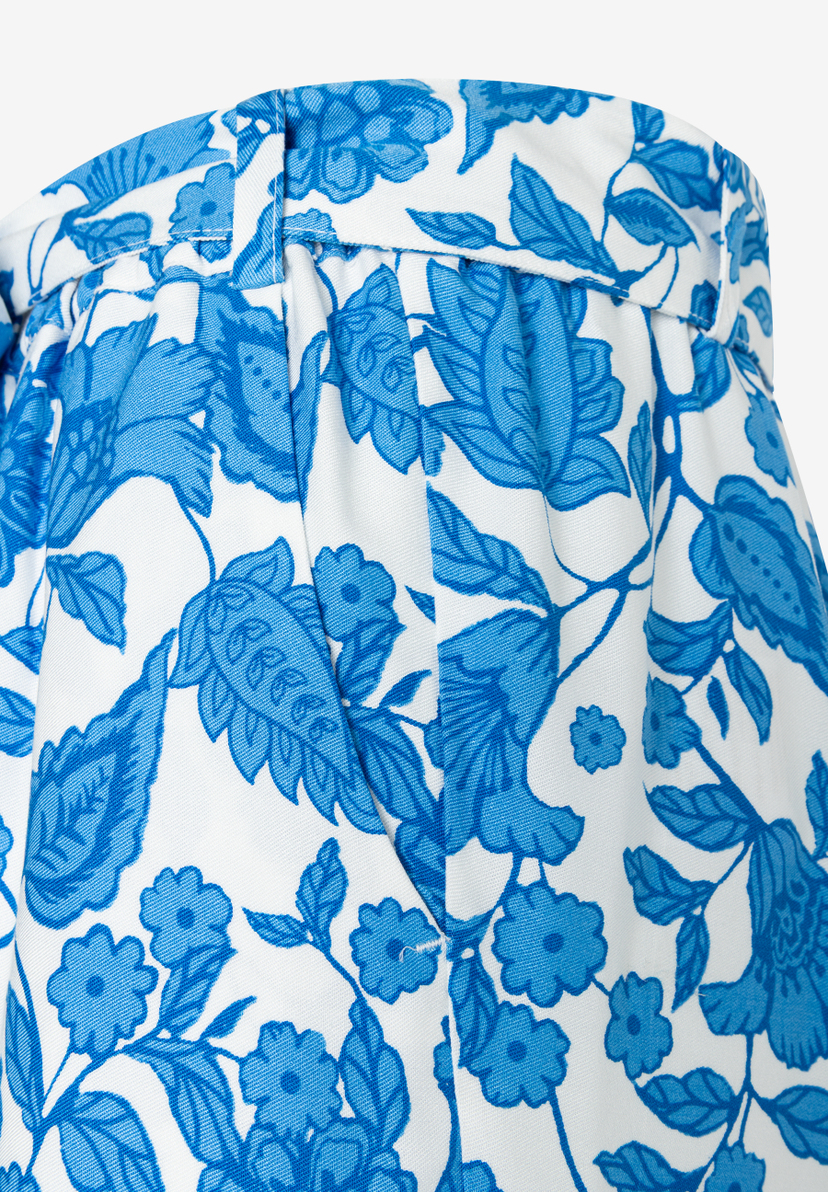 MORE & MORE Jeans: Weiße Hose mit blauen Blumenrankenmuster, feiner Webware, angenehmer Tragekomfort, fließend und hautfreundlich. MORE & MORE Jeans: Weiße Hose mit blauen Blumenrankenmuster, feiner Webware, angenehmer Tragekomfort, fließend und hautfreundlich.