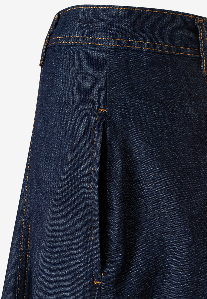 MORE & MORE Damen-Denim-Rock, dunkelblau mit orangen Nähten, Detailansicht einer seitlichen Leistentasche. MORE & MORE Damen-Denim-Rock, dunkelblau mit orangen Nähten, Detailansicht einer seitlichen Leistentasche.