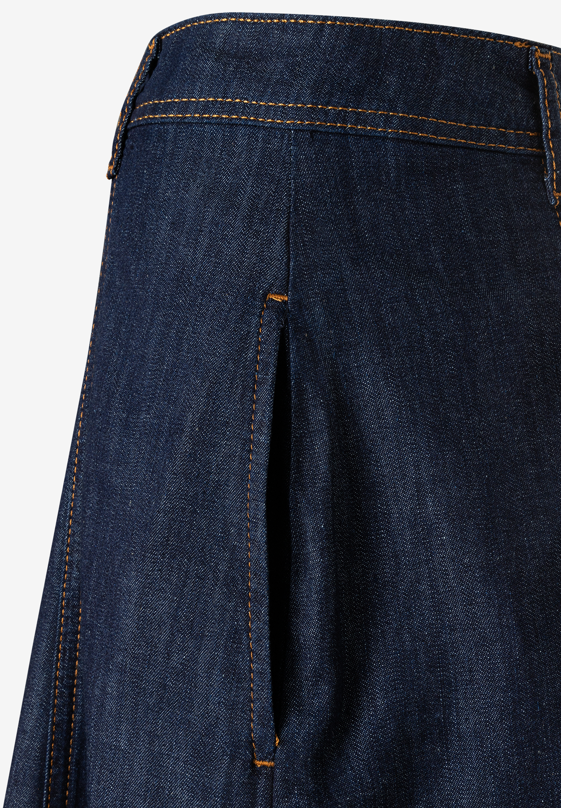 MORE & MORE Damen-Denim-Rock, dunkelblau mit orangen Nähten, Detailansicht einer seitlichen Leistentasche. MORE & MORE Damen-Denim-Rock, dunkelblau mit orangen Nähten, Detailansicht einer seitlichen Leistentasche.