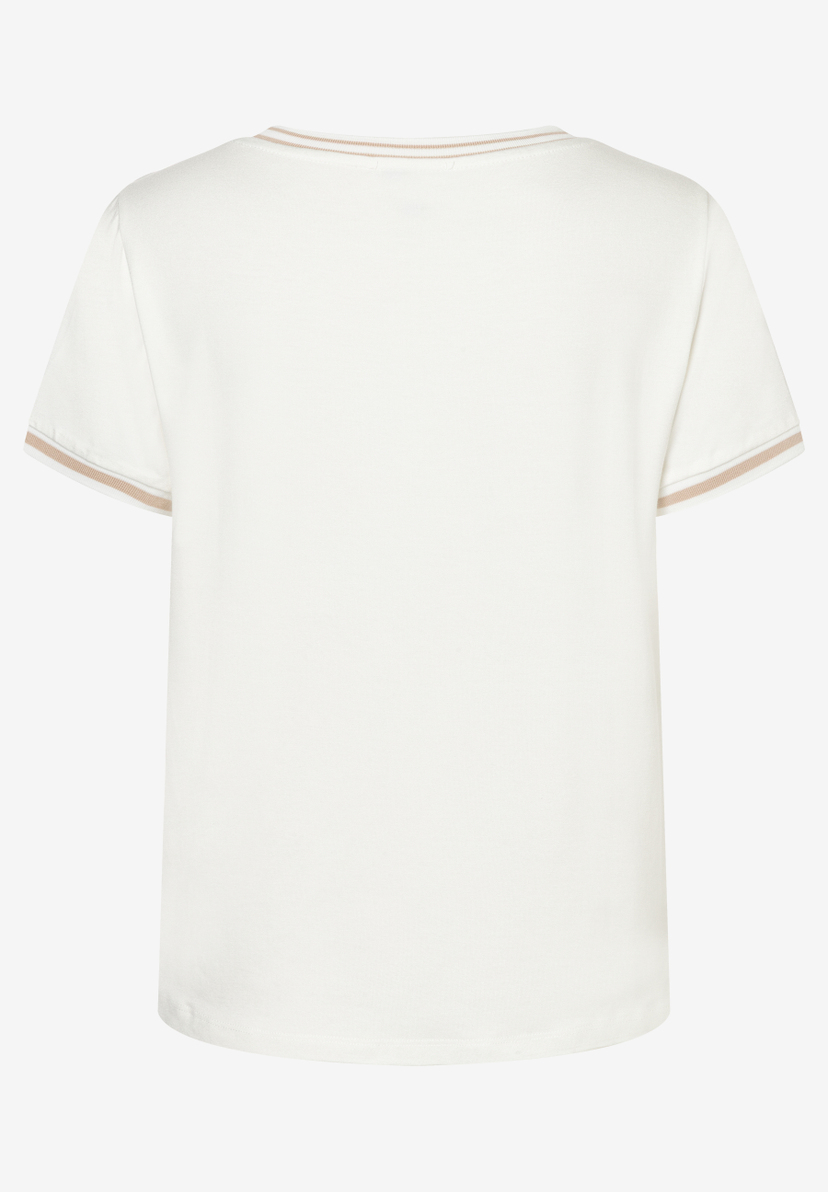 Ein cremefarbenes MORE & MORE T-Shirt mit Rundhalsausschnitt und kurzen Ärmeln. Bündchen mit Zierstreifen. Ein cremefarbenes MORE & MORE T-Shirt mit Rundhalsausschnitt und kurzen Ärmeln. Bündchen mit Zierstreifen.