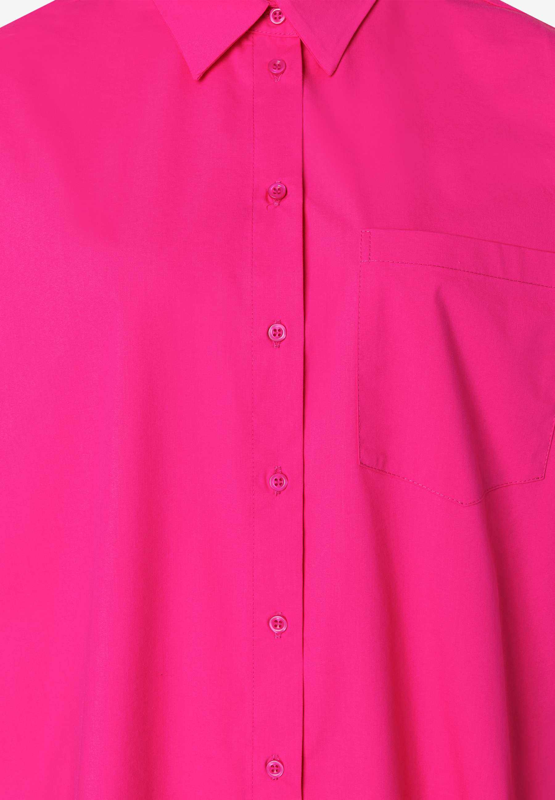 Nahaufnahme einer pinken MORE & MORE Bluse mit sichtbarer Knopfleiste und Brusttasche. Nahaufnahme einer pinken MORE & MORE Bluse mit sichtbarer Knopfleiste und Brusttasche.