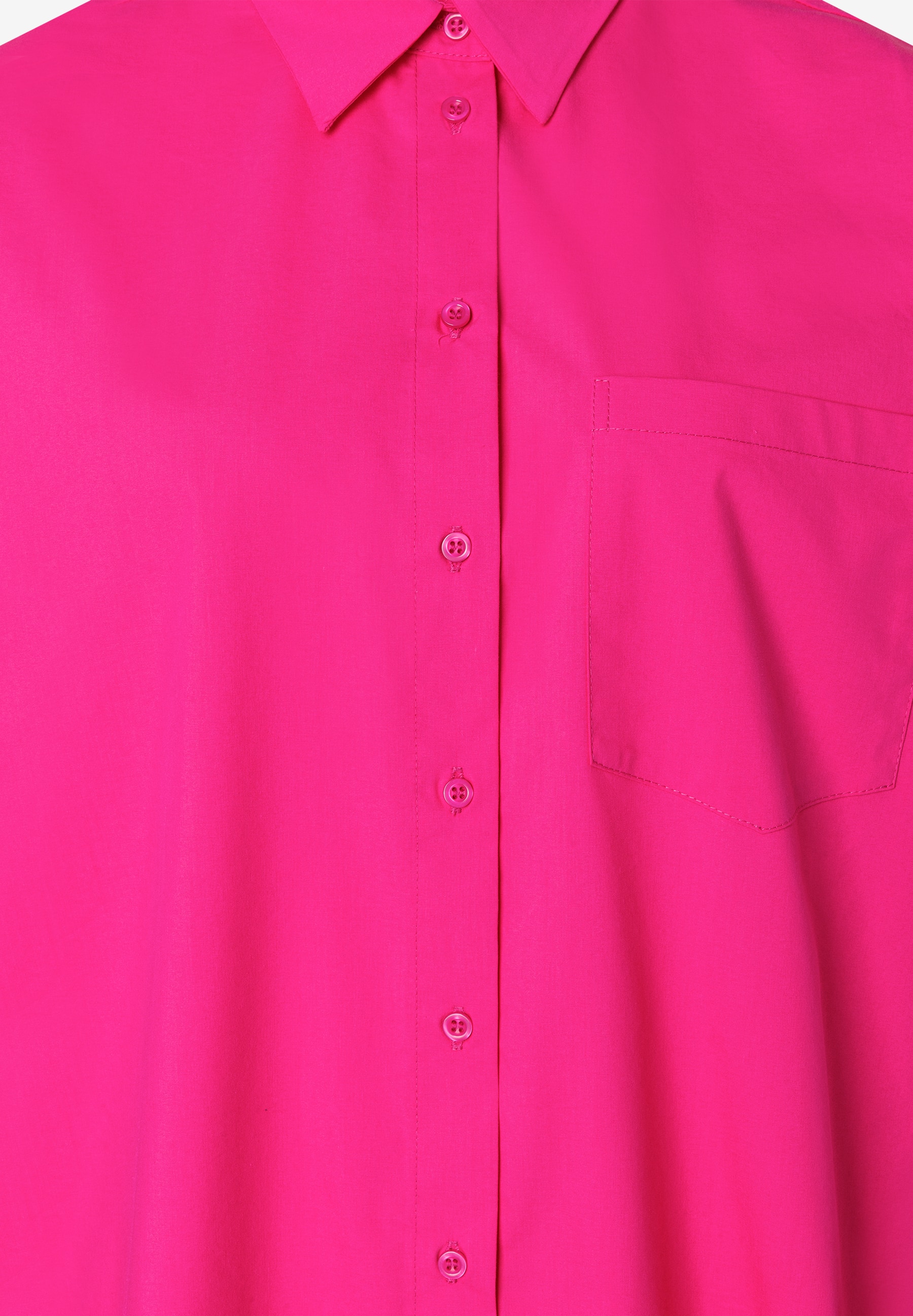 Nahaufnahme einer pinken MORE & MORE Bluse mit sichtbarer Knopfleiste und Brusttasche. Nahaufnahme einer pinken MORE & MORE Bluse mit sichtbarer Knopfleiste und Brusttasche.