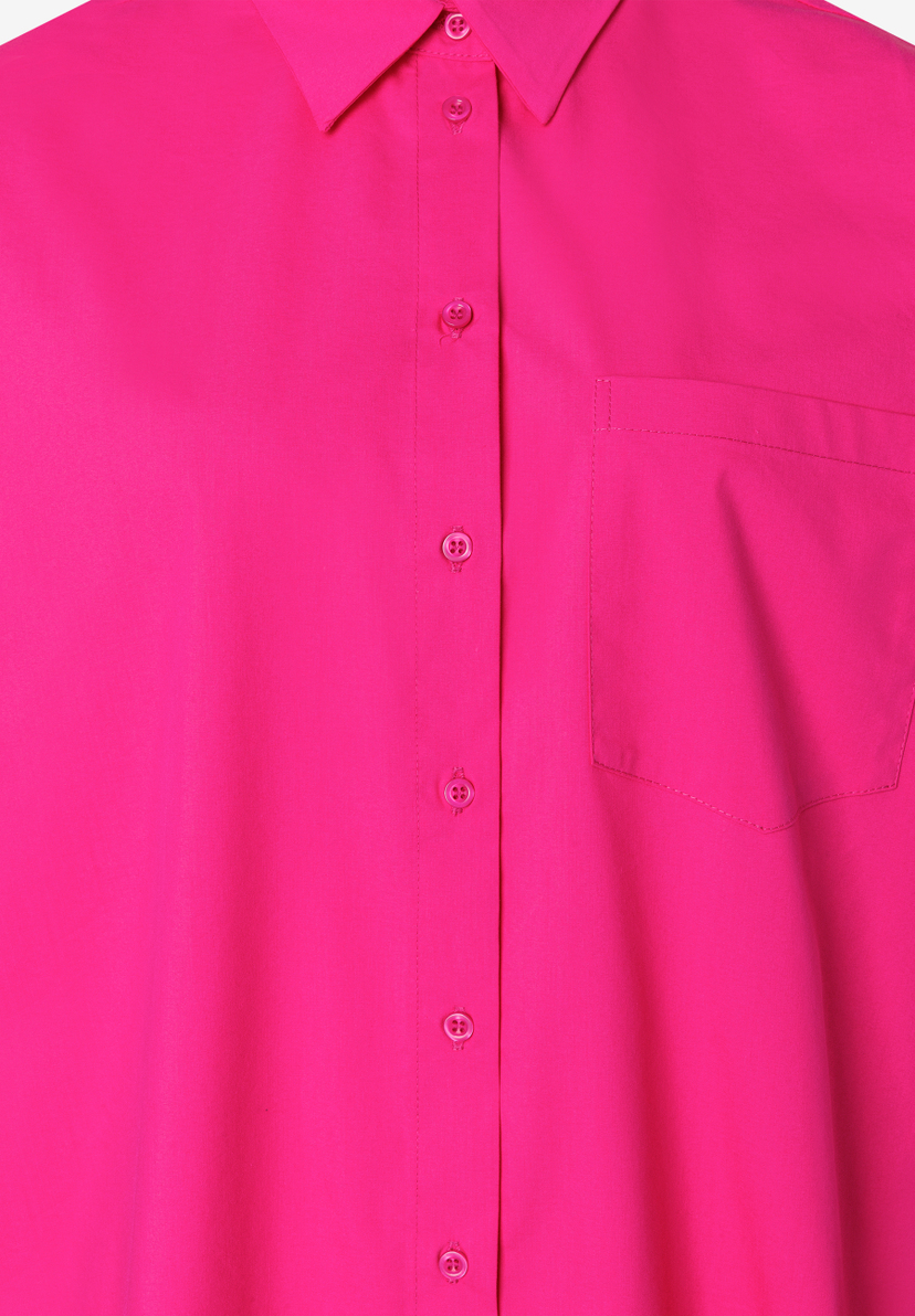 Nahaufnahme einer pinken MORE & MORE Bluse mit sichtbarer Knopfleiste und Brusttasche. Nahaufnahme einer pinken MORE & MORE Bluse mit sichtbarer Knopfleiste und Brusttasche.