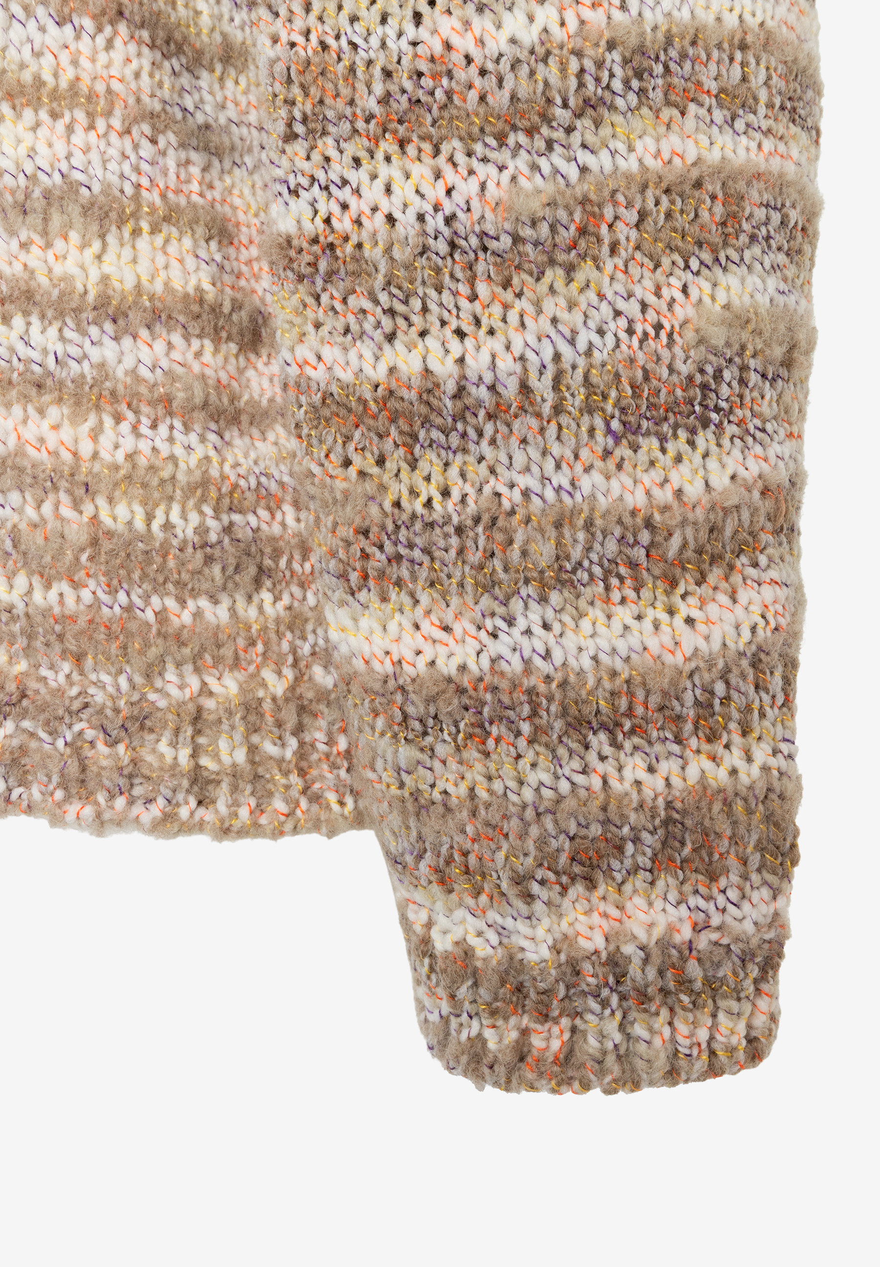 MORE & MORE Pullover: Nahaufnahme eines melierten Strickpullovers in Beige- und Brauntönen mit bunten Sprenkeln.