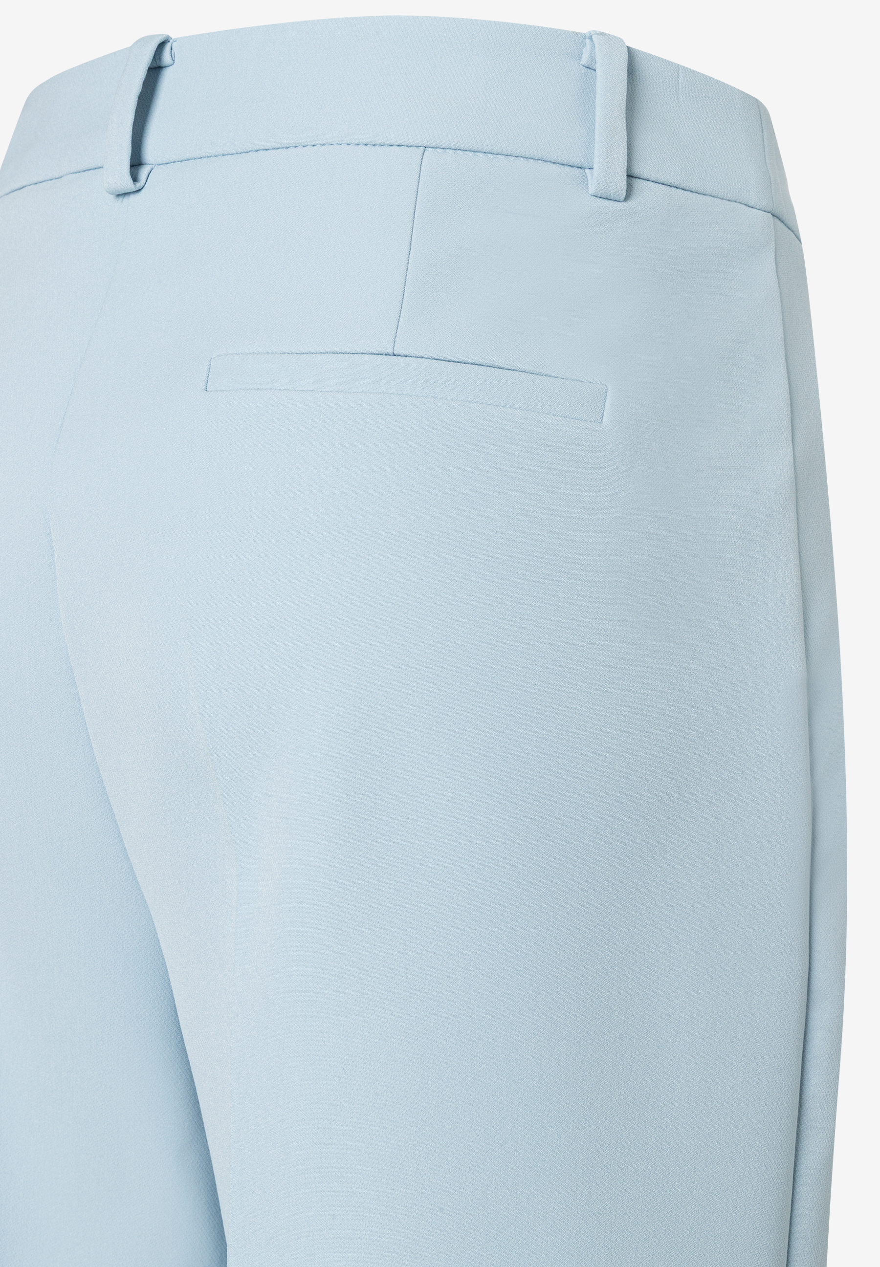 Nahaufnahme einer hellblauen MORE & MORE Hose mit Gürtelschlaufen und Gesäßtasche. Nahaufnahme einer hellblauen MORE & MORE Hose mit Gürtelschlaufen und Gesäßtasche.