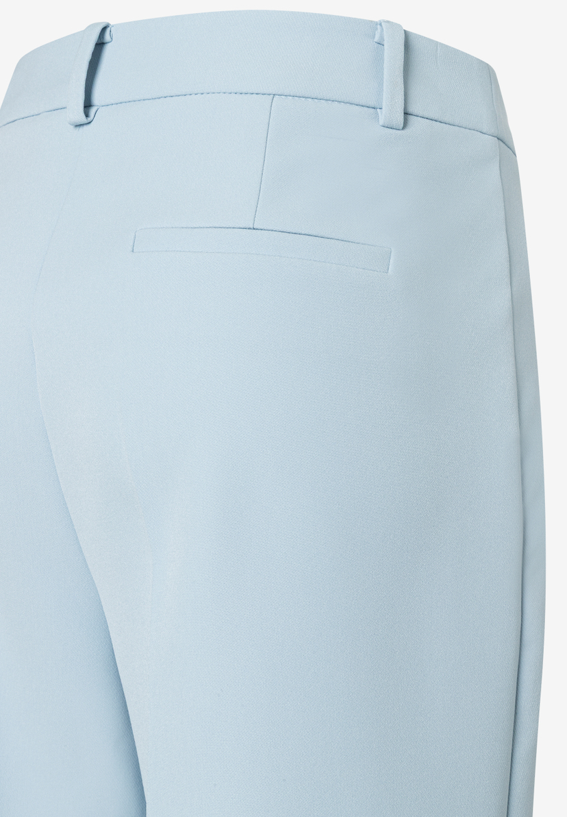 Nahaufnahme einer hellblauen MORE & MORE Hose mit Gürtelschlaufen und Gesäßtasche. Nahaufnahme einer hellblauen MORE & MORE Hose mit Gürtelschlaufen und Gesäßtasche.
