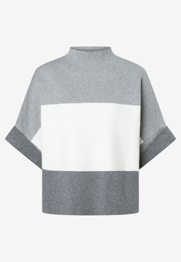 MORE & MORE Oberteil: Grauer, gestreifter Pullover mit Stehkragen & kurzen Ärmeln. Ein weißer Streifen verläuft horizontal in der Mitte.