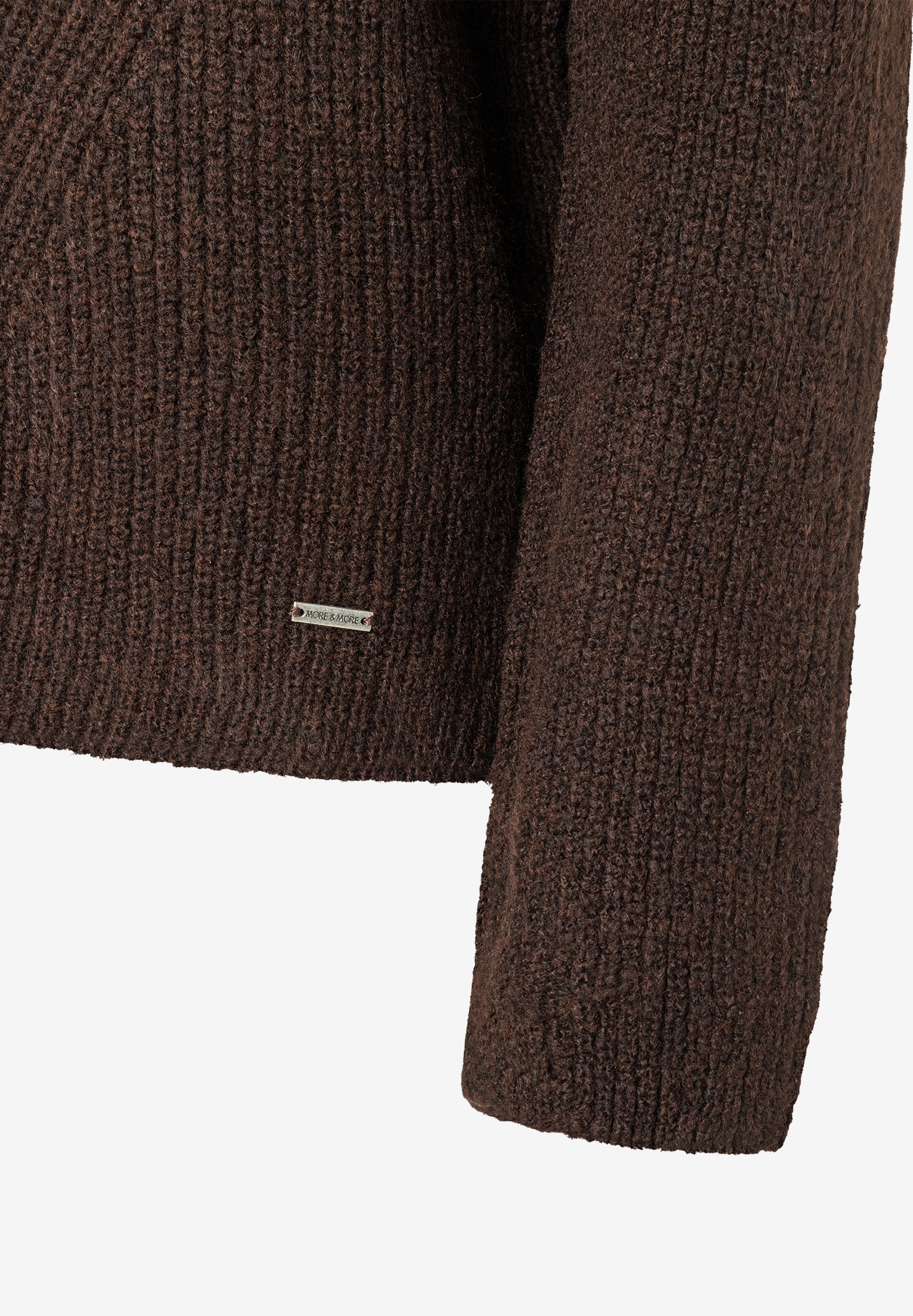 Nahaufnahme von Rippstrick-Oberteil der Marke MORE & MORE in Braun mit Logo. Nahaufnahme von Rippstrick-Oberteil der Marke MORE & MORE in Braun mit Logo.