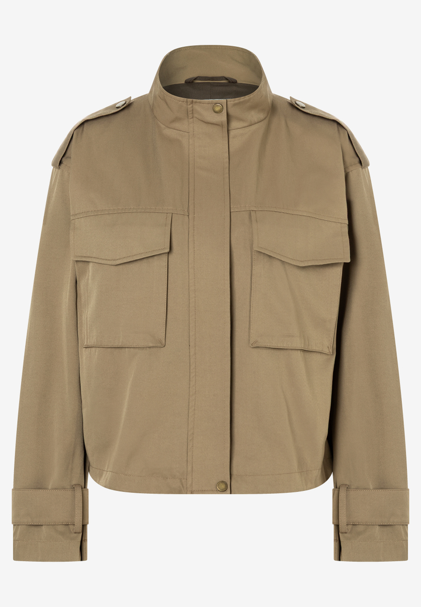 Eine khakifarbene Jacke der Marke MORE & MORE mit Webware und Baumwollmischung, die angenehmen Tragekomfort bietet. Eine khakifarbene Jacke der Marke MORE & MORE mit Webware und Baumwollmischung, die angenehmen Tragekomfort bietet.