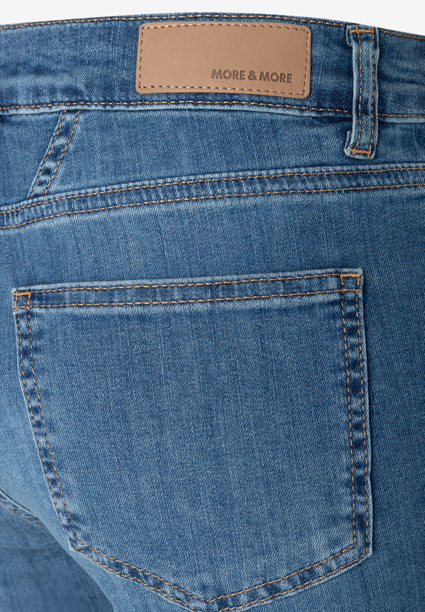 MORE & MORE Jeans mit gelben Nähten, einer Gesäßtasche und einem braunen Marken-Etikett.