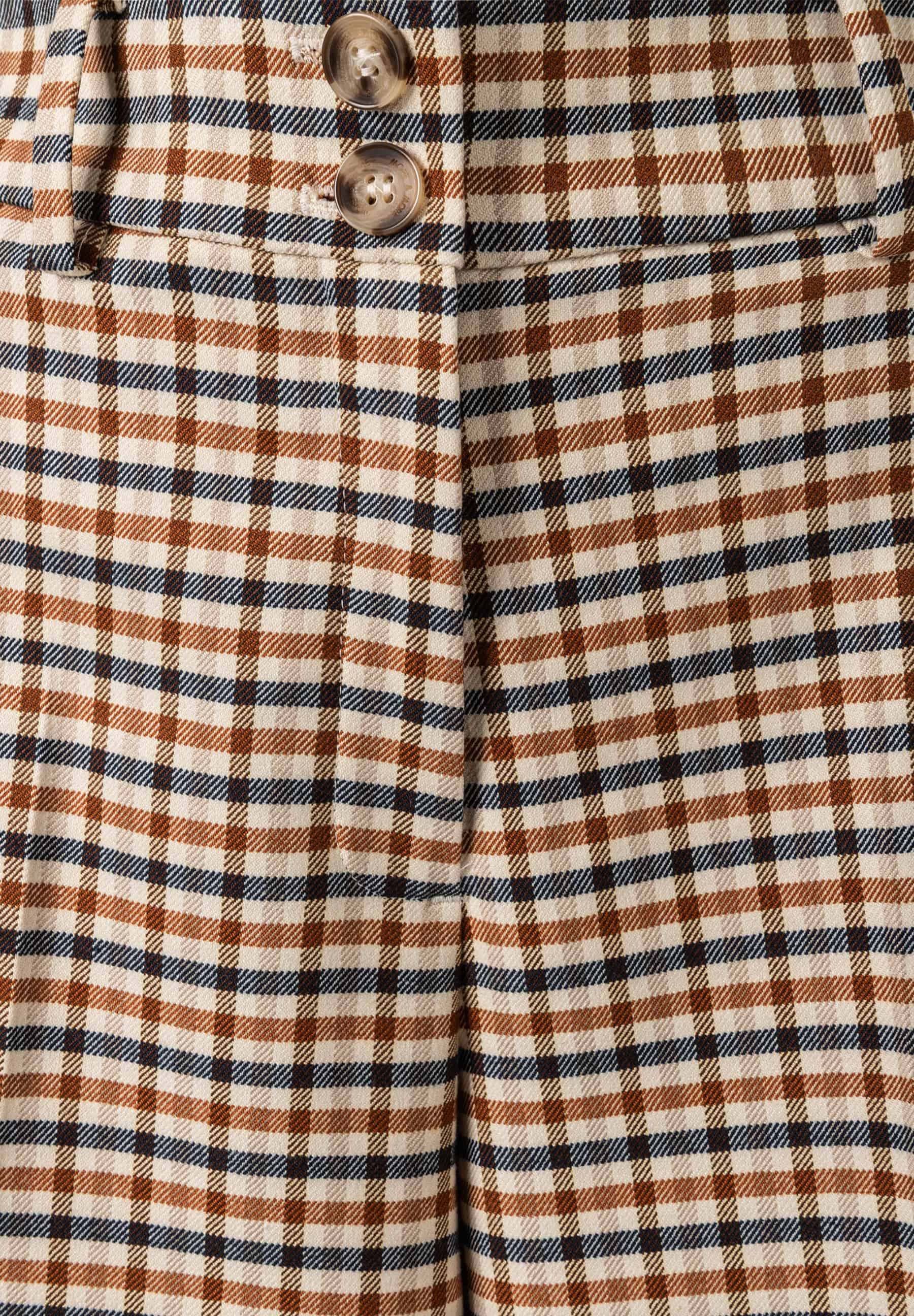 MORE & MORE Jeans im Hahnentrittmuster in Braun, Beige & Dunkelblau. Zwei Knöpfe am Bund sind sichtbar. MORE & MORE Jeans im Hahnentrittmuster in Braun, Beige & Dunkelblau. Zwei Knöpfe am Bund sind sichtbar.