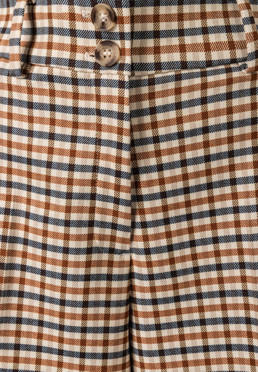 MORE & MORE Jeans im Hahnentrittmuster in Braun, Beige & Dunkelblau. Zwei Knöpfe am Bund sind sichtbar. MORE & MORE Jeans im Hahnentrittmuster in Braun, Beige & Dunkelblau. Zwei Knöpfe am Bund sind sichtbar.