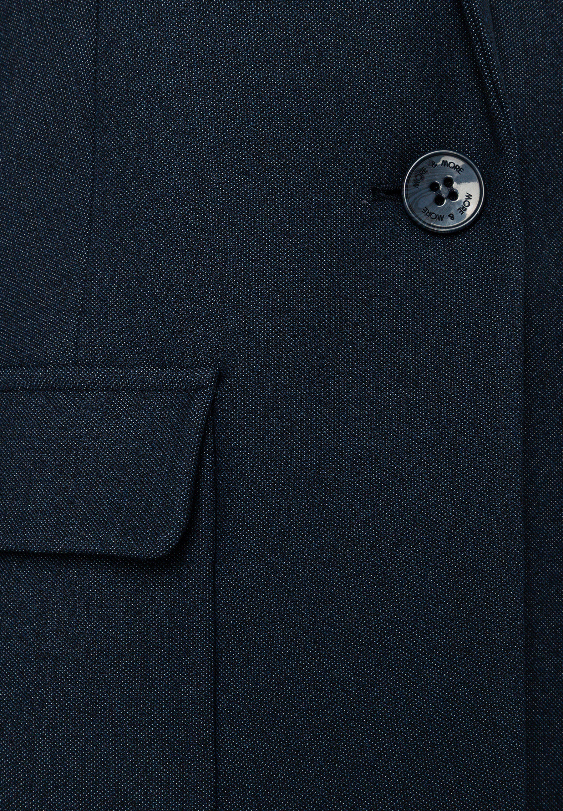 MORE & MORE Blazer: Dunkelblauer, eng gewebter Stoff mit aufgenähtem Taschenfutter und schwarzem Knopf. MORE & MORE Blazer: Dunkelblauer, eng gewebter Stoff mit aufgenähtem Taschenfutter und schwarzem Knopf.