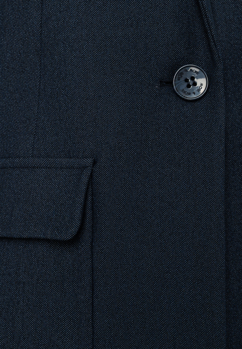 MORE & MORE Blazer: Dunkelblauer, eng gewebter Stoff mit aufgenähtem Taschenfutter und schwarzem Knopf. MORE & MORE Blazer: Dunkelblauer, eng gewebter Stoff mit aufgenähtem Taschenfutter und schwarzem Knopf.