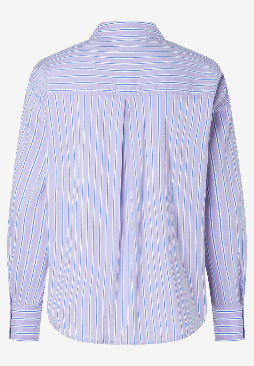 MORE & MORE Bluse: Lila Langarmbluse mit schmalen, vertikalen blauen & weißen Streifen, abgerundetem Saum. Hinten Querstreifen & Falten. MORE & MORE Bluse: Lila Langarmbluse mit schmalen, vertikalen blauen & weißen Streifen, abgerundetem Saum. Hinten Querstreifen & Falten.