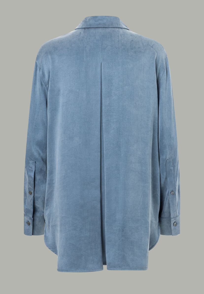 Die blaue MORE & MORE Bluse hat lange Ärmel und ist auf der Rückseite mit einer Kellerfalte versehen. Die blaue MORE & MORE Bluse hat lange Ärmel und ist auf der Rückseite mit einer Kellerfalte versehen.