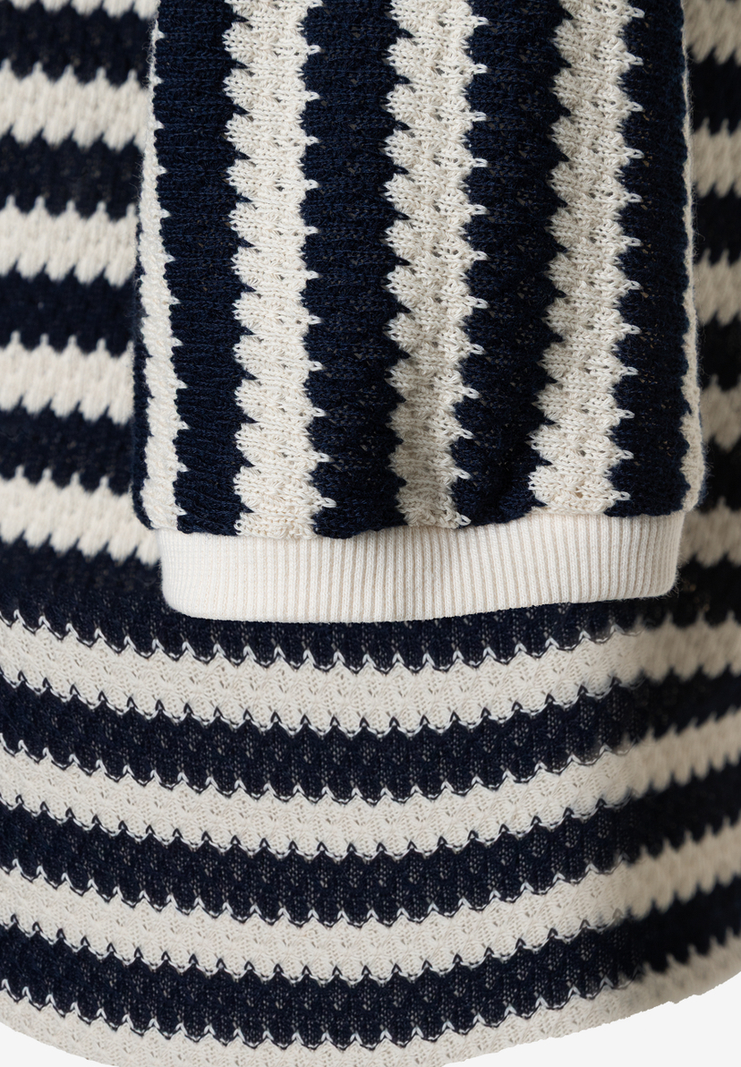 Nahaufnahme eines MORE & MORE Sweatshirts mit blau-weißem Strukturjersey-Muster. Nahaufnahme eines MORE & MORE Sweatshirts mit blau-weißem Strukturjersey-Muster.