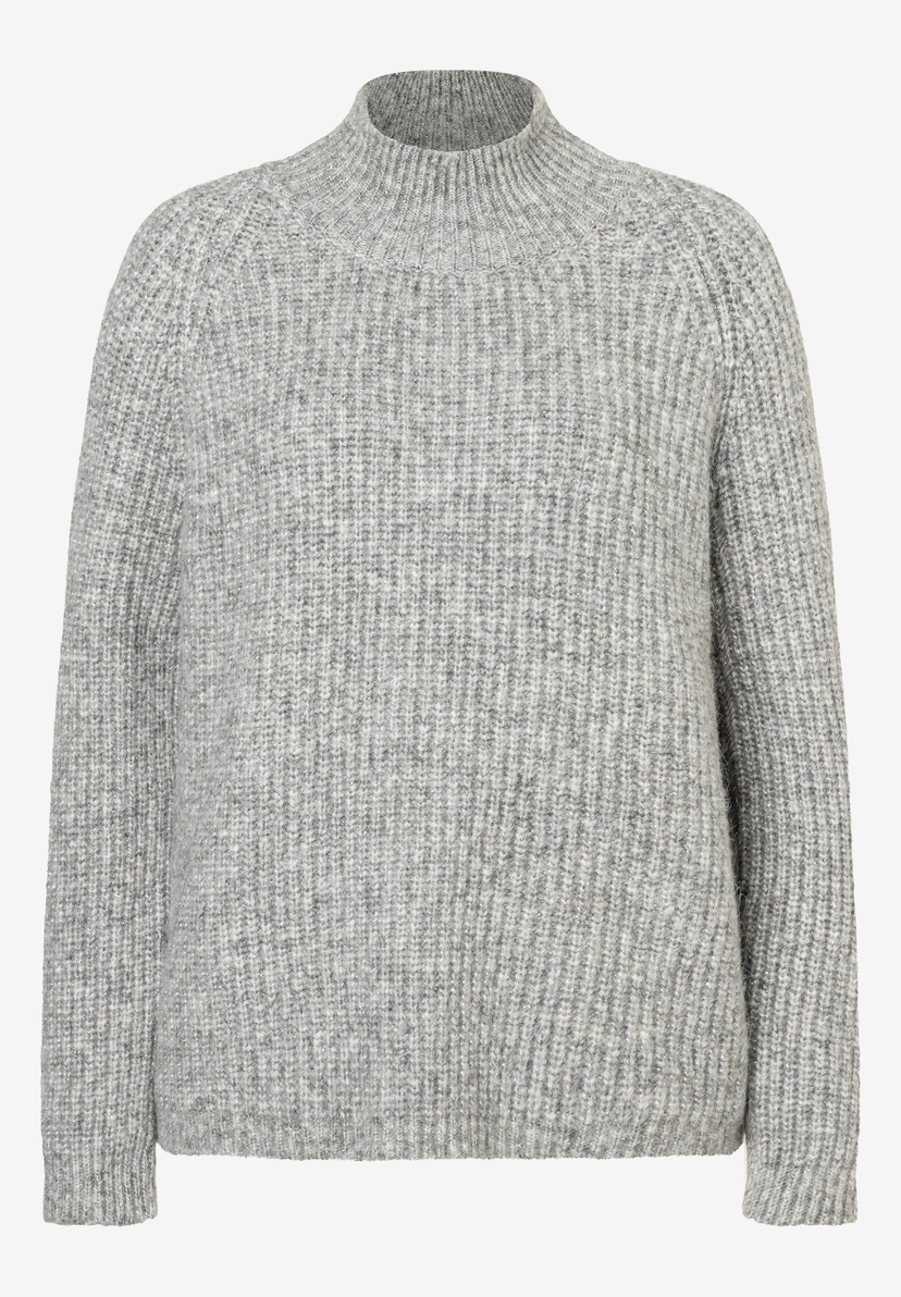 Ein grauer Strickpullover von MORE & MORE mit hohem Kragen. Der Pullover hat eine melierte Textur und lange Ärmel. Ein grauer Strickpullover von MORE & MORE mit hohem Kragen. Der Pullover hat eine melierte Textur und lange Ärmel.