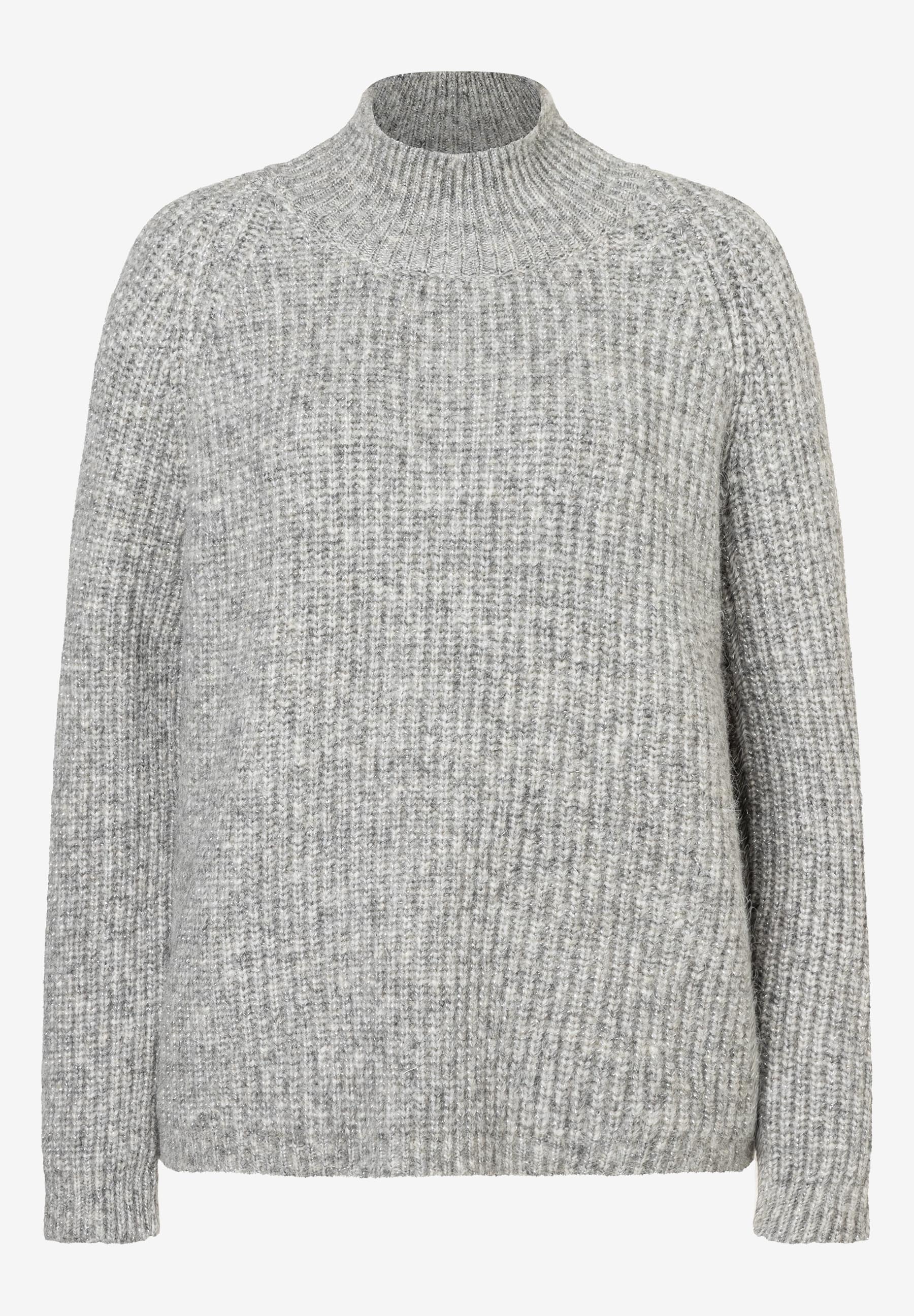 Ein grauer Strickpullover von MORE & MORE mit hohem Kragen. Der Pullover hat eine melierte Textur und lange Ärmel. Ein grauer Strickpullover von MORE & MORE mit hohem Kragen. Der Pullover hat eine melierte Textur und lange Ärmel.