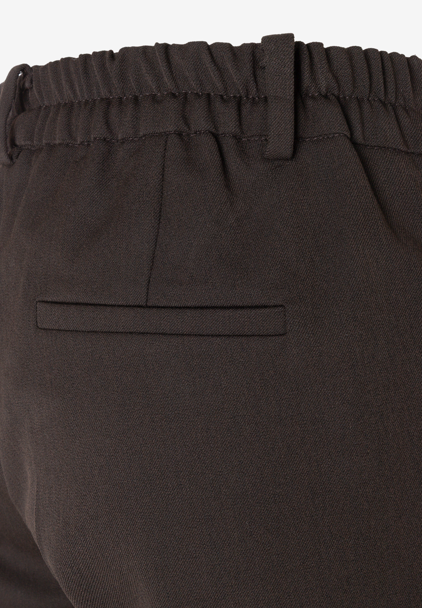 MORE & MORE Jeans: Rückansicht der Hose mit elastischem Bund und angedeuteter Gesäßtasche auf der linken Seite MORE & MORE Jeans: Rückansicht der Hose mit elastischem Bund und angedeuteter Gesäßtasche auf der linken Seite